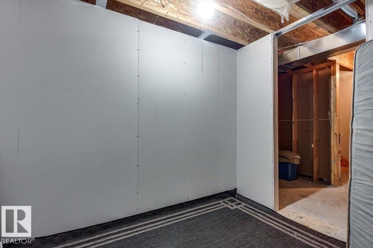 #111 50 Lucky Pl, Sylvan Lake, AB - Indoor Photo Showing Garage