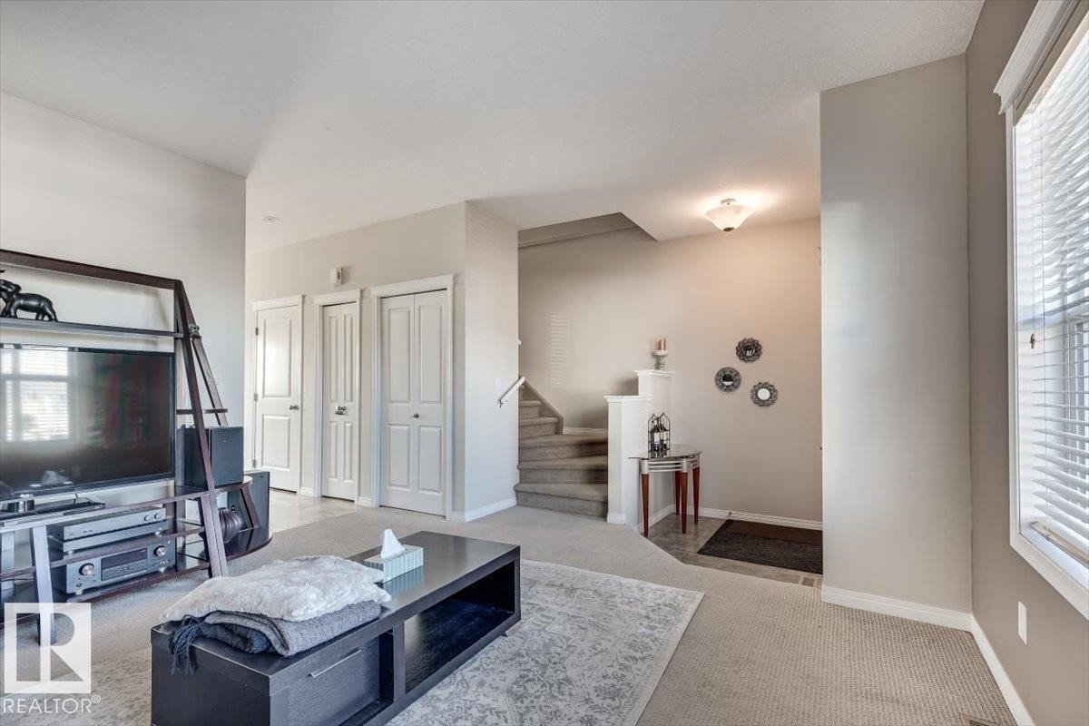 #111 50 Lucky Pl, Sylvan Lake, AB - Indoor Photo Showing Living Room