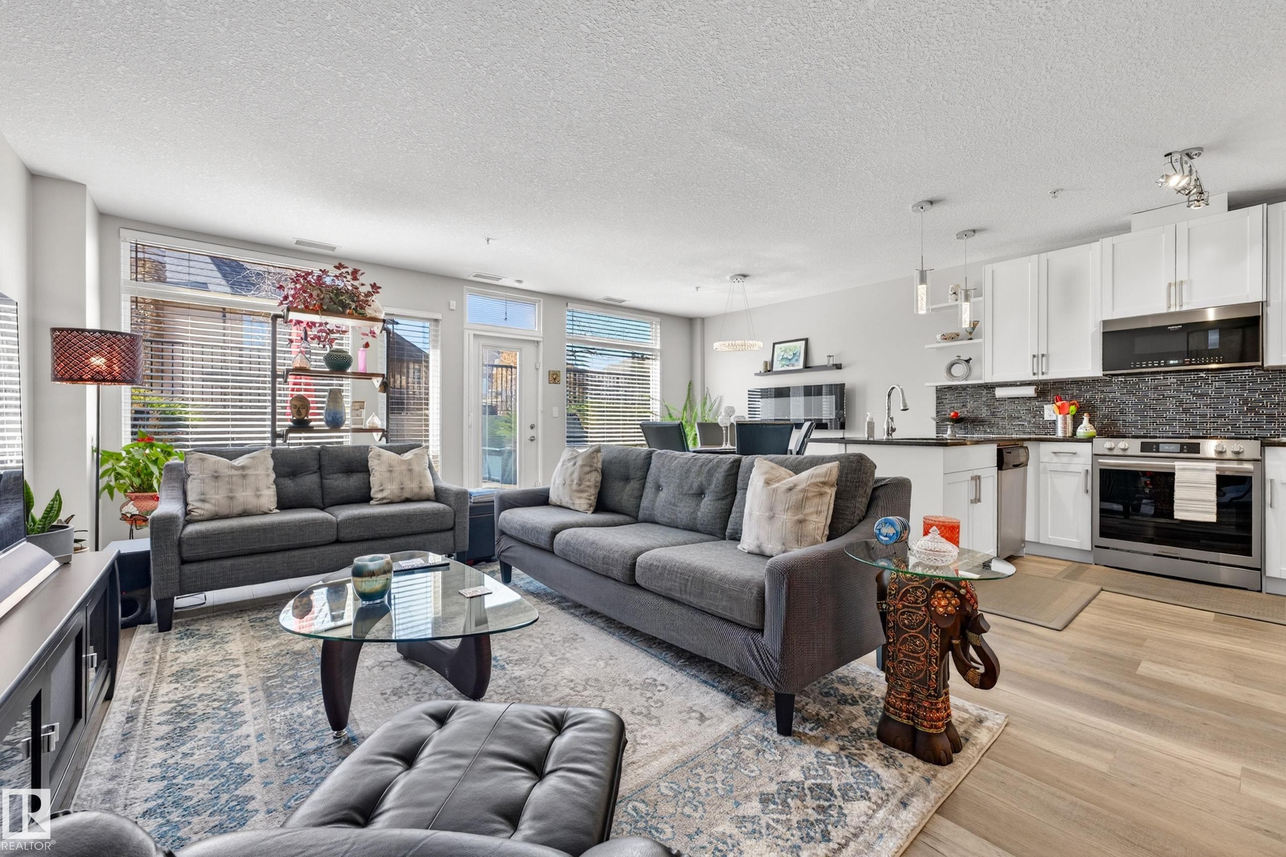 109 5151 Windermere Boulevard, Edmonton, AB - Indoor Photo Showing Living Room