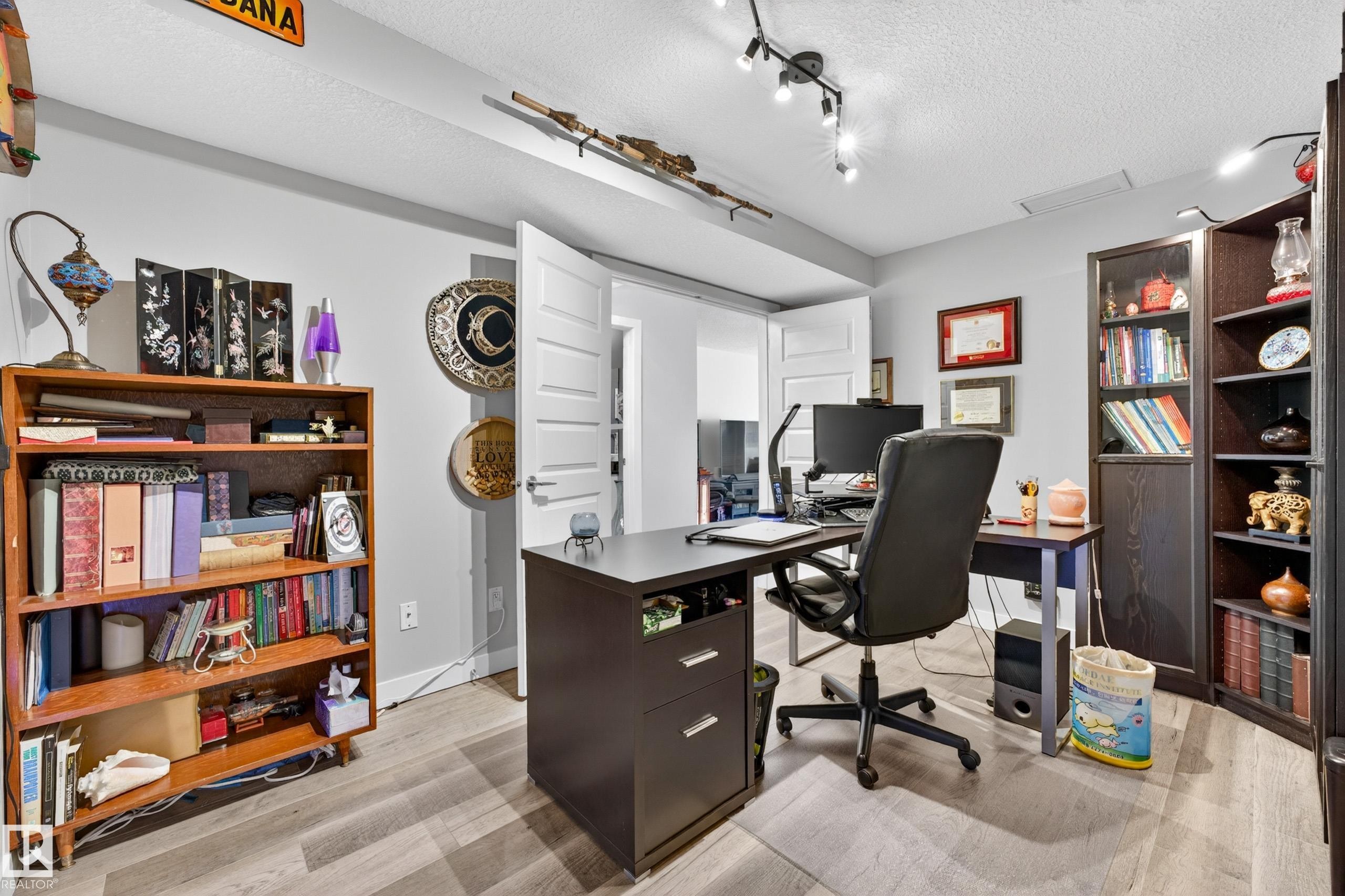 109 5151 Windermere Boulevard, Edmonton, AB - Indoor Photo Showing Office