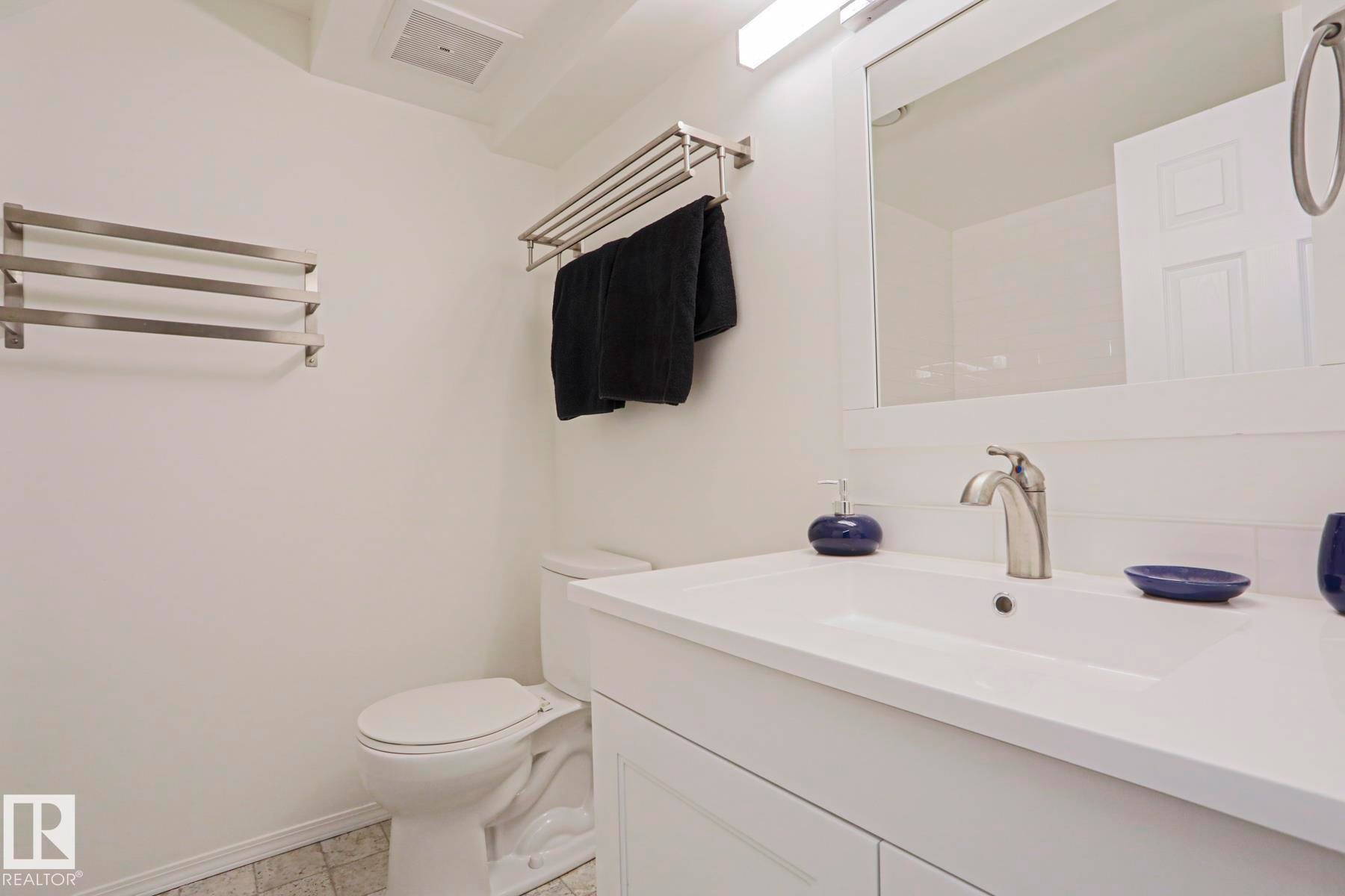 13520 124A Avenue, Edmonton, AB - Indoor Photo Showing Bathroom