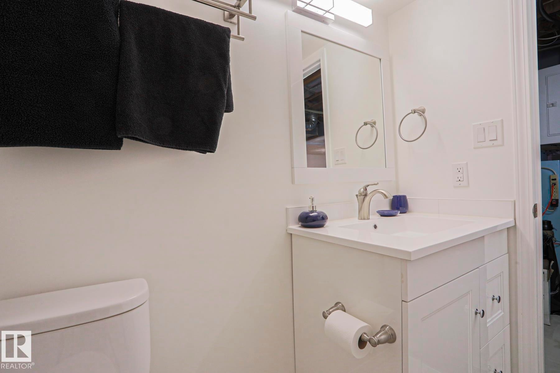 13520 124A Avenue, Edmonton, AB - Indoor Photo Showing Bathroom