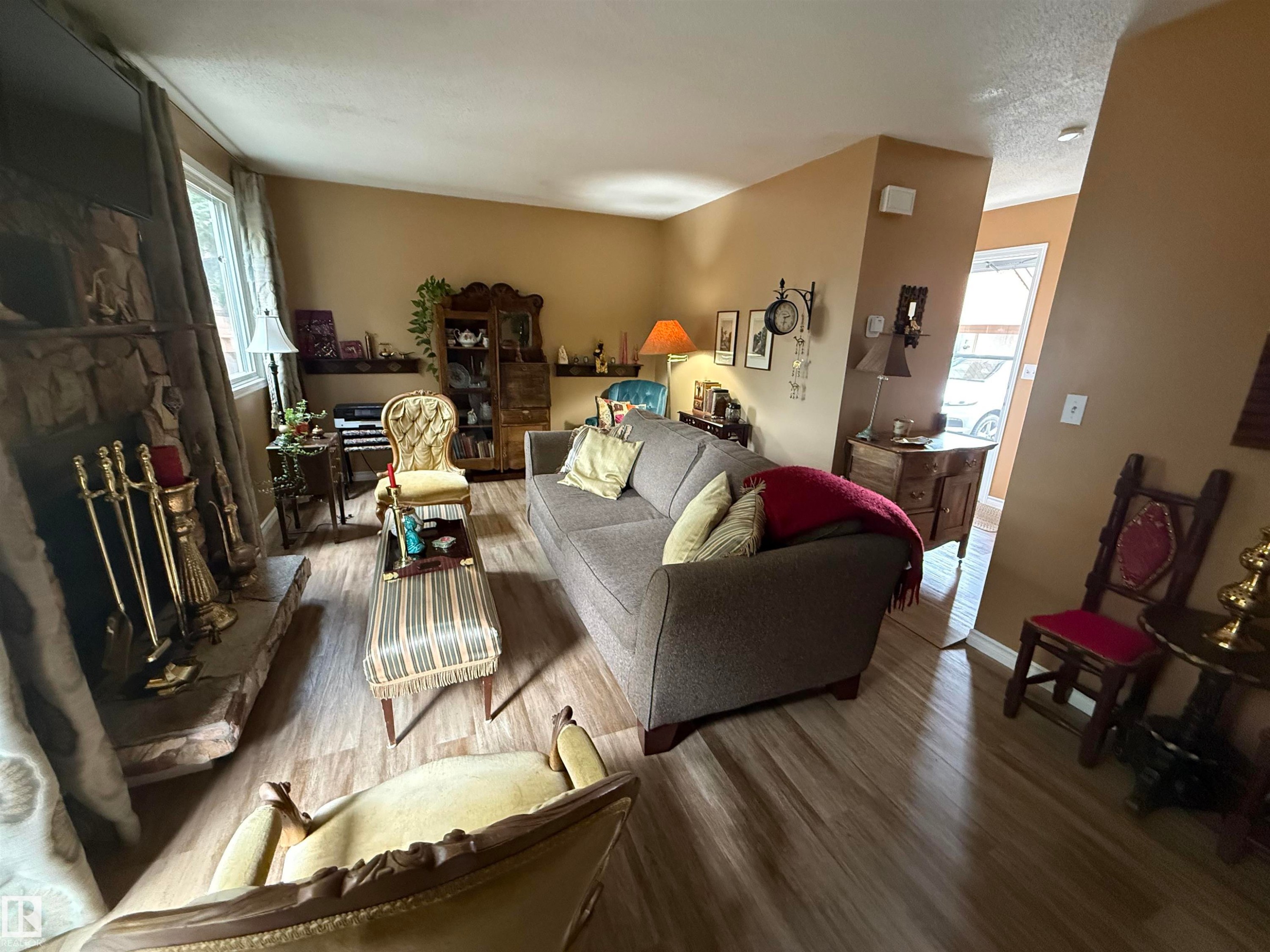 18525 66 Avenue, Edmonton, AB - Indoor Photo Showing Living Room