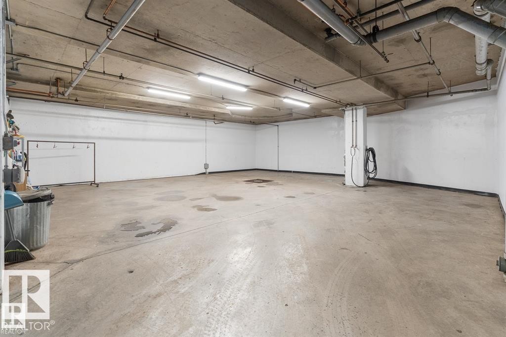 105 5212 25 Avenue Nw, Edmonton, AB - Indoor Photo Showing Garage