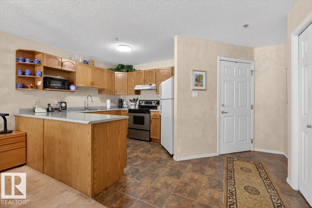 105 5212 25 Avenue Nw, Edmonton, AB - Indoor Photo Showing Kitchen
