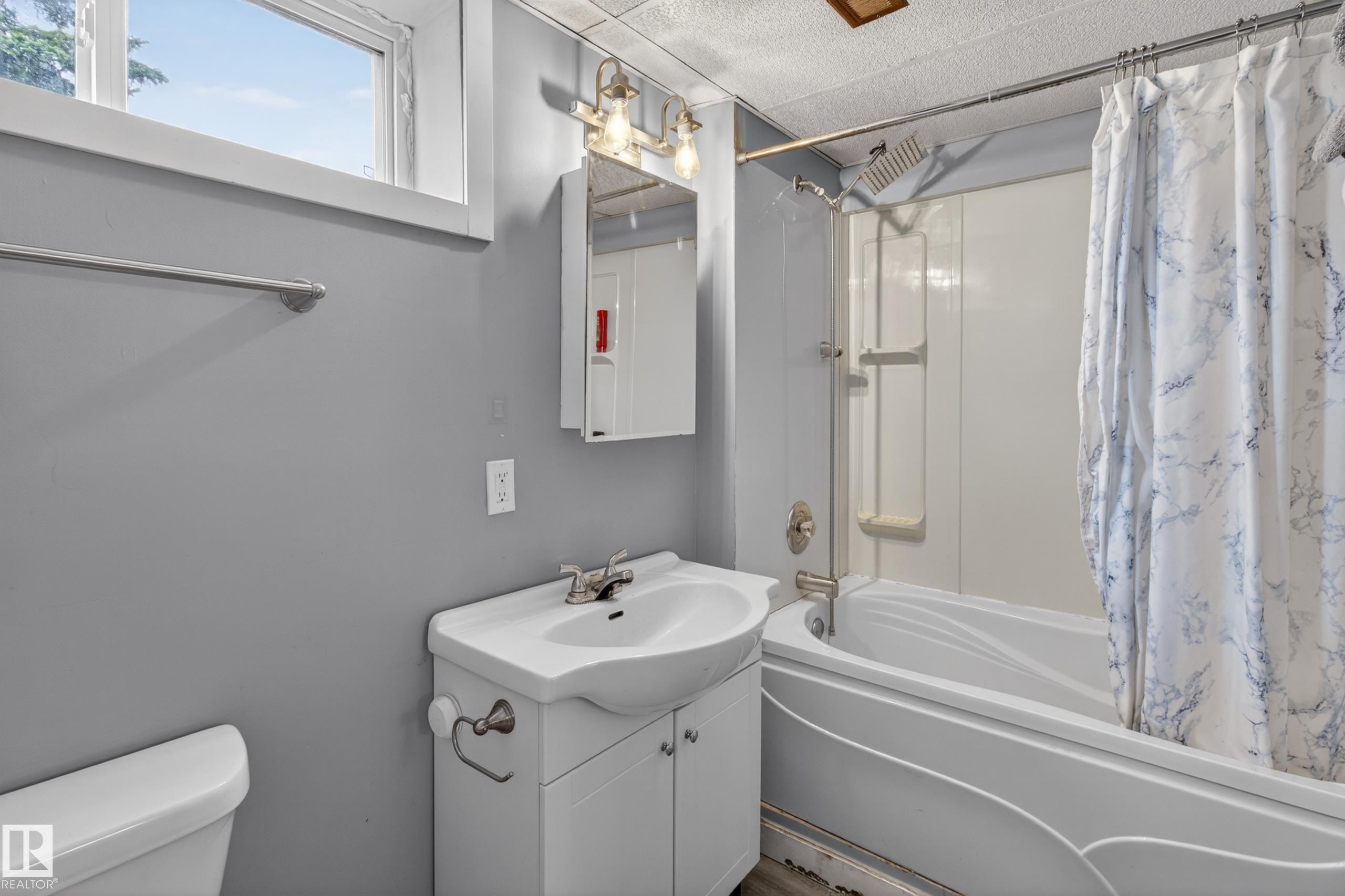 47 Duke Drive, Lamont, AB - Indoor Photo Showing Bathroom