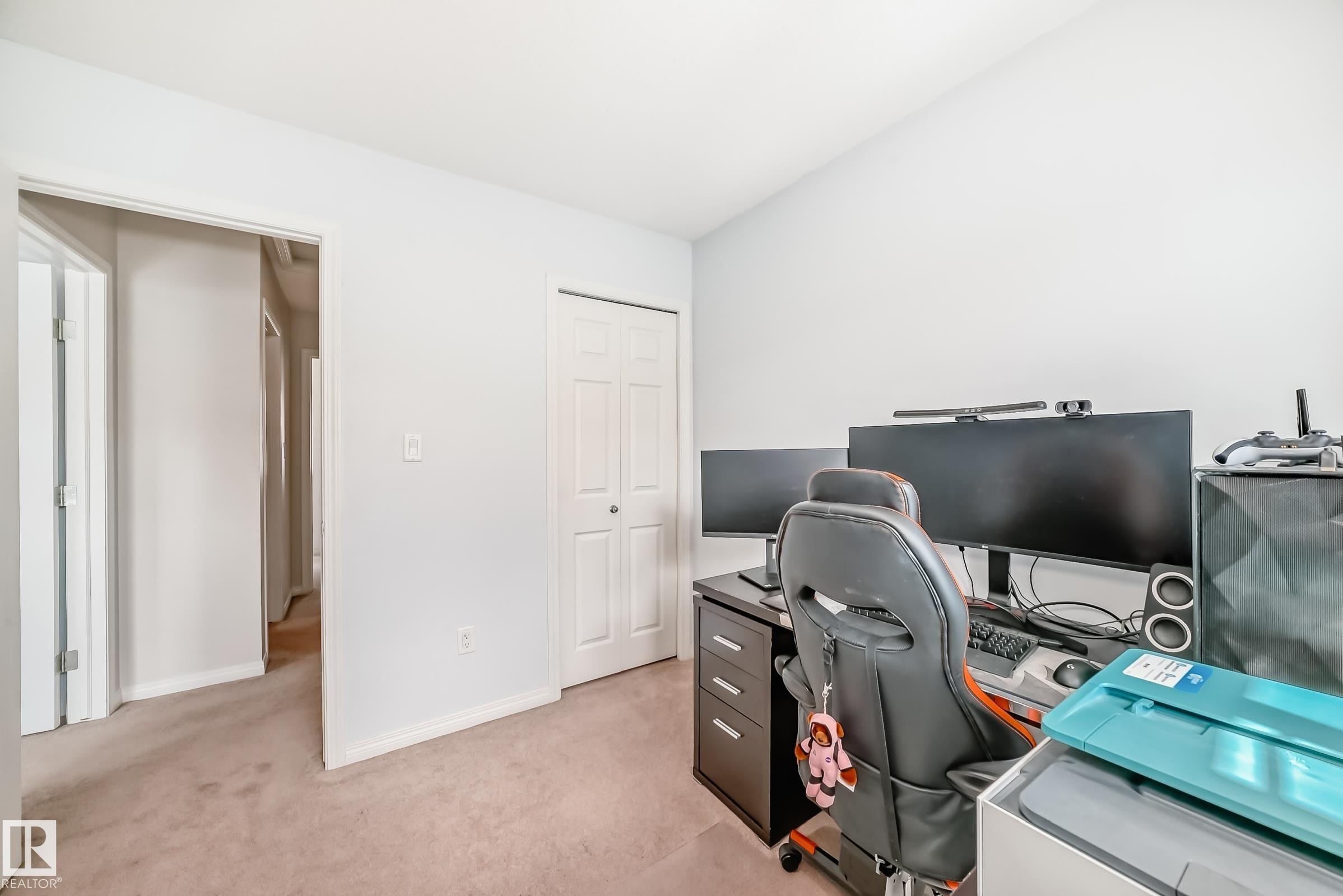 Neutral-toned walls complement plush carpeting - 45 4850 Terwillegar Common, Edmonton, AB - Indoor Photo Showing Office