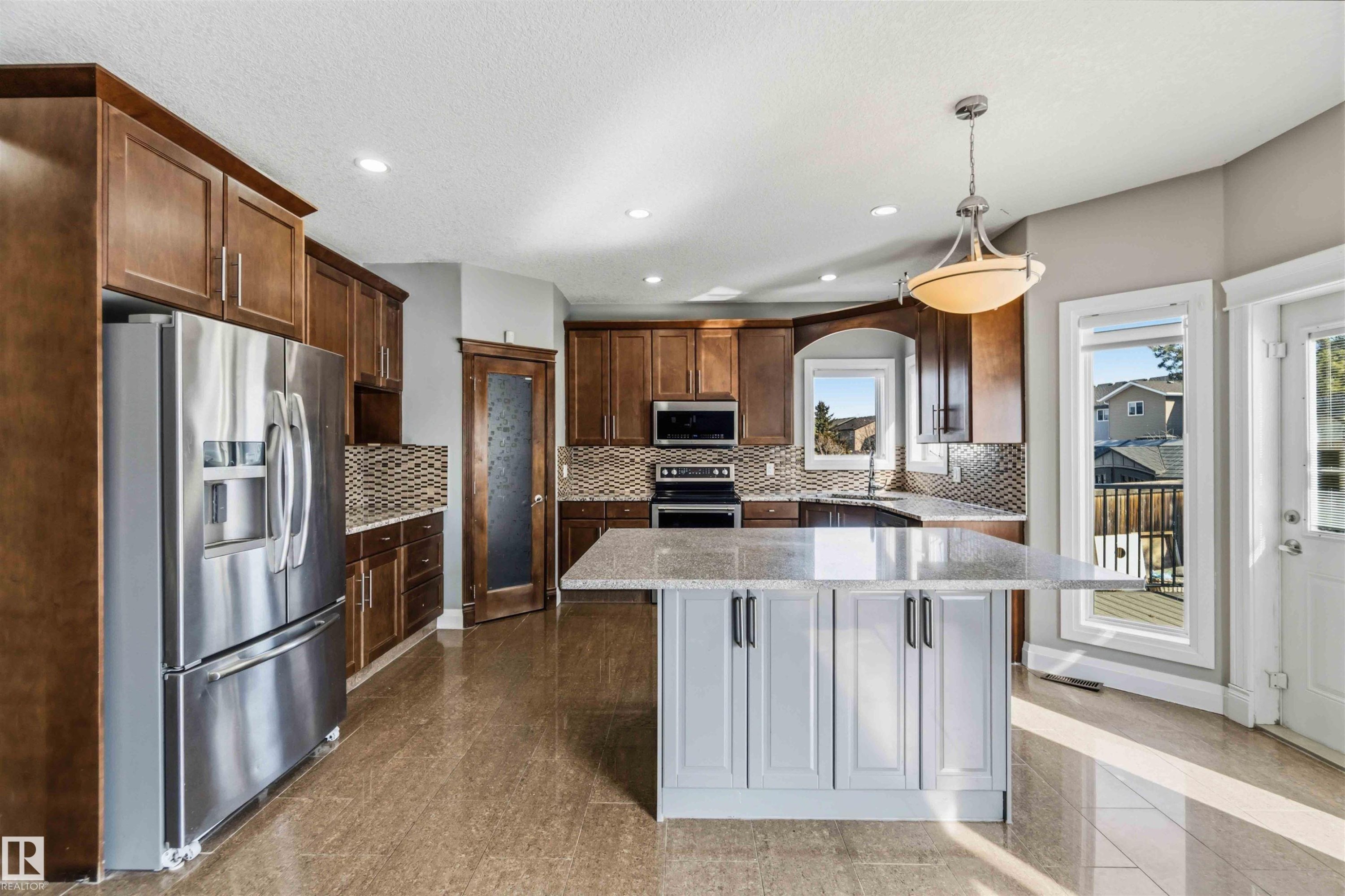 3563 14 Street, Edmonton, AB - Indoor Photo Showing Kitchen With Upgraded Kitchen