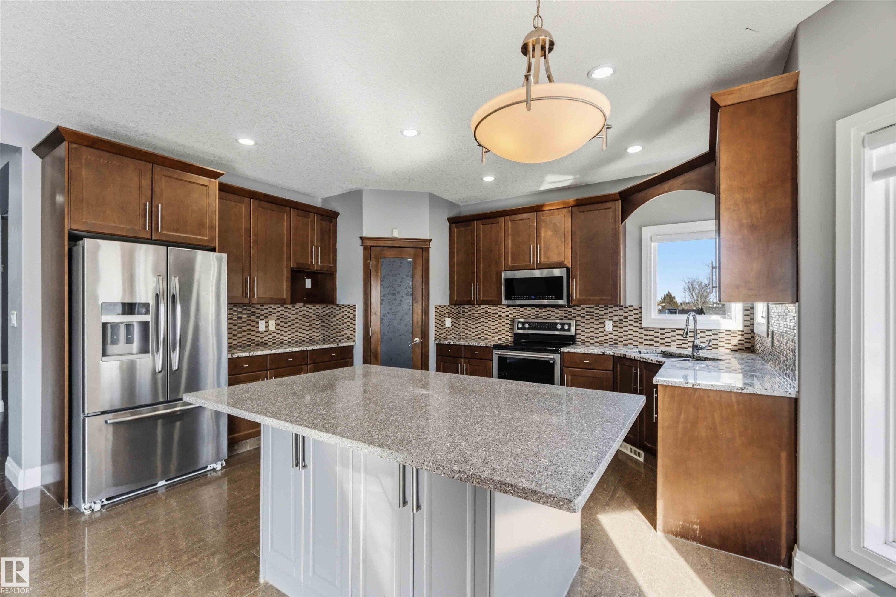 3563 14 Street, Edmonton, AB - Indoor Photo Showing Kitchen With Upgraded Kitchen