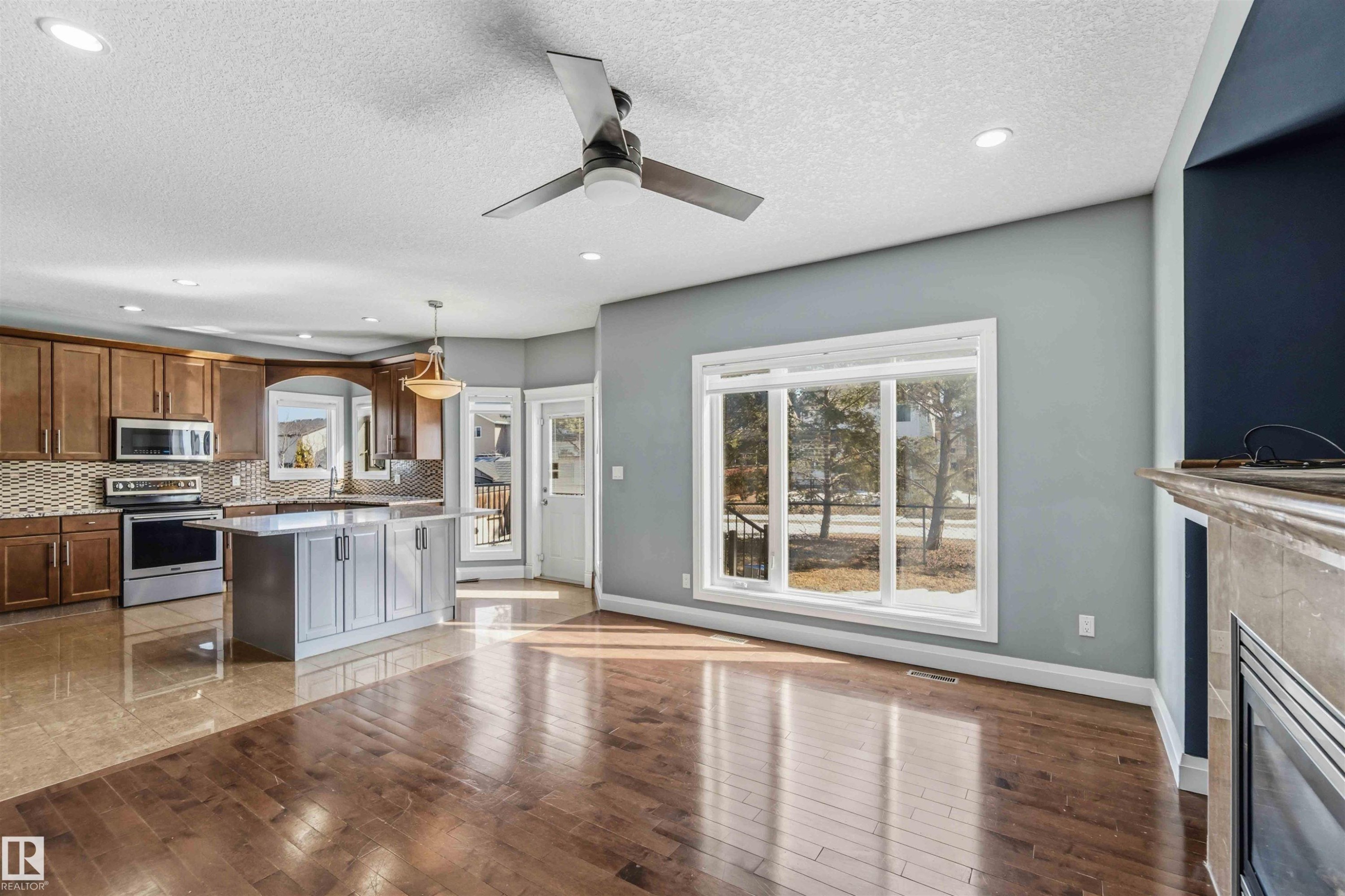3563 14 Street, Edmonton, AB - Indoor Photo Showing Kitchen With Upgraded Kitchen