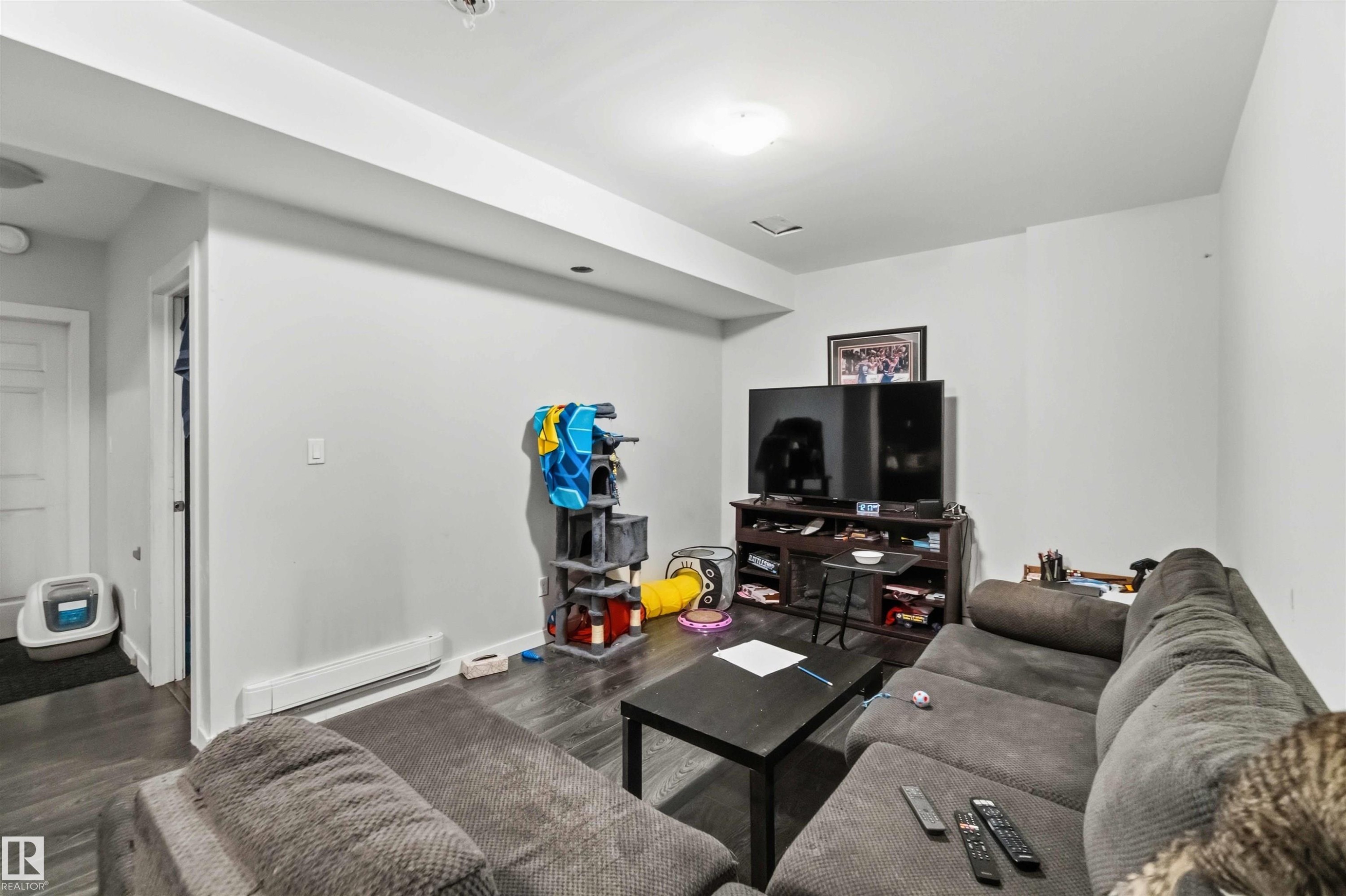 3563 14 Street, Edmonton, AB - Indoor Photo Showing Living Room