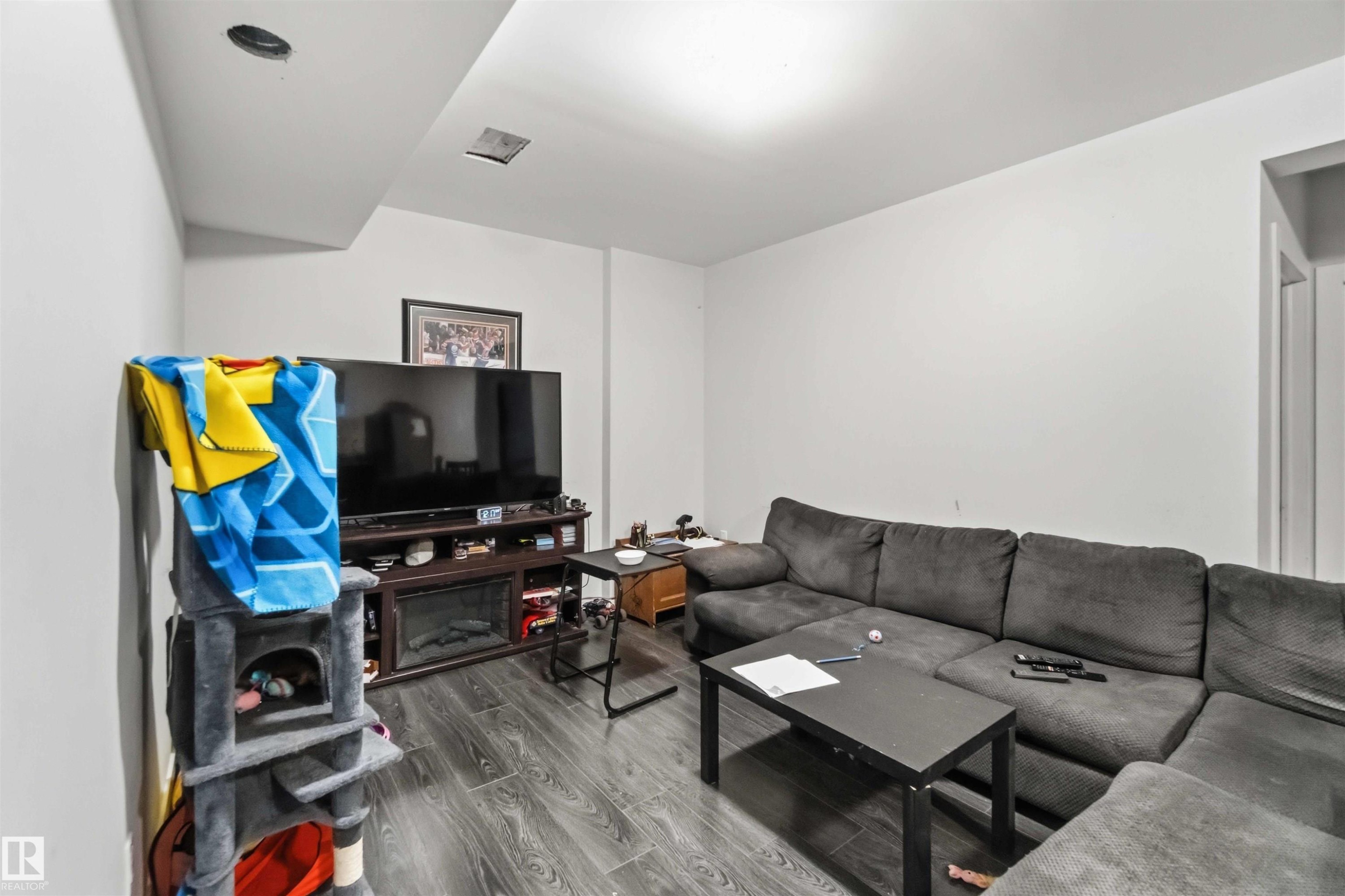3563 14 Street, Edmonton, AB - Indoor Photo Showing Living Room