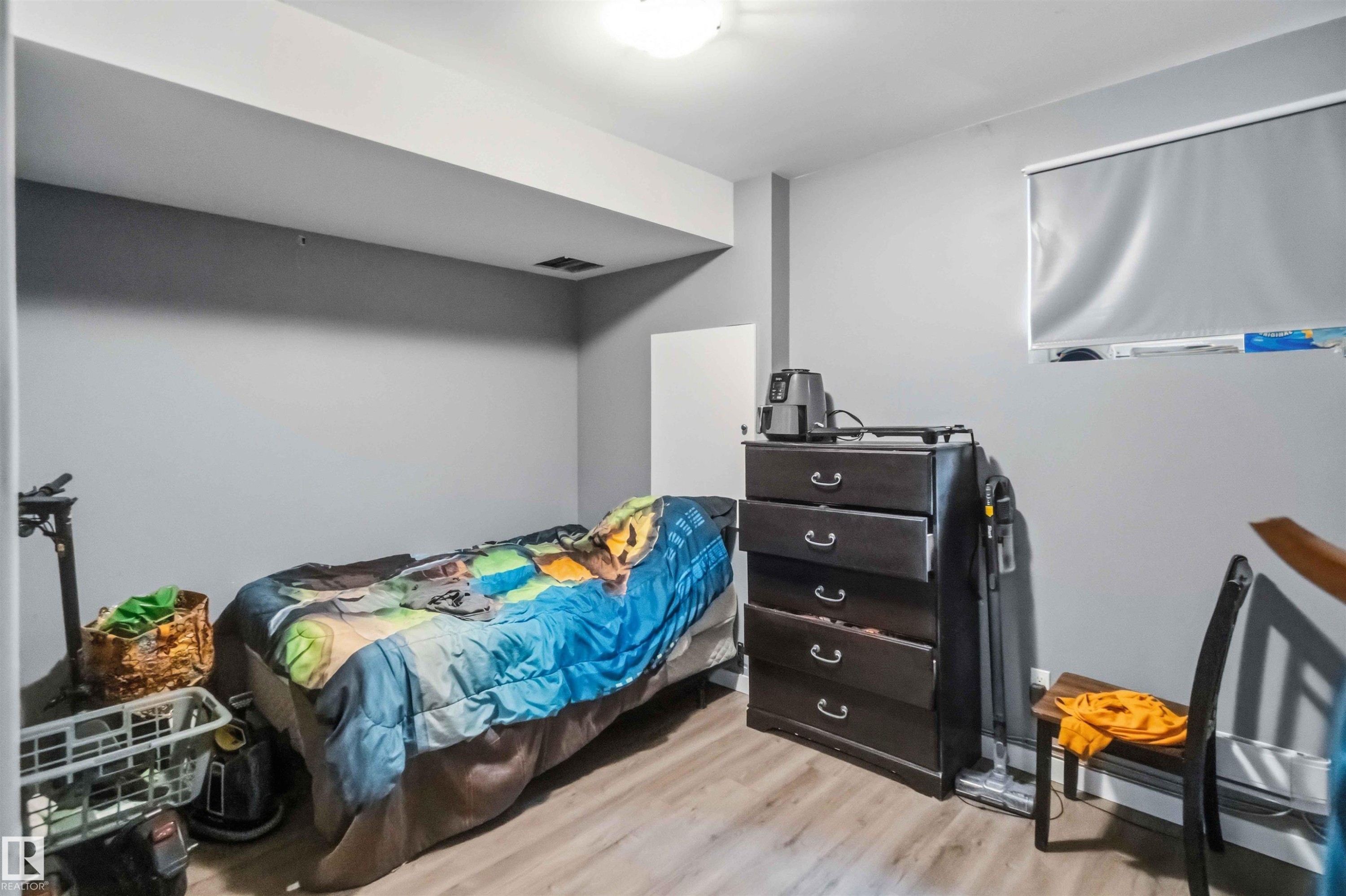 3563 14 Street, Edmonton, AB - Indoor Photo Showing Bedroom
