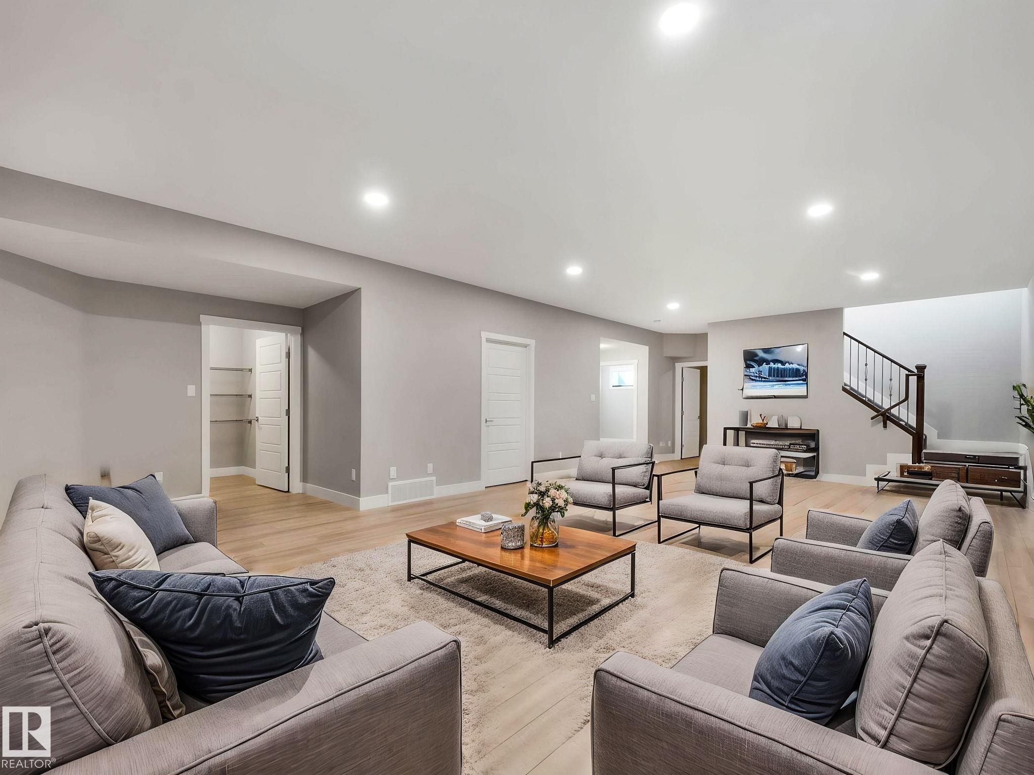 7515 173 Avenue, Edmonton, AB - Indoor Photo Showing Living Room