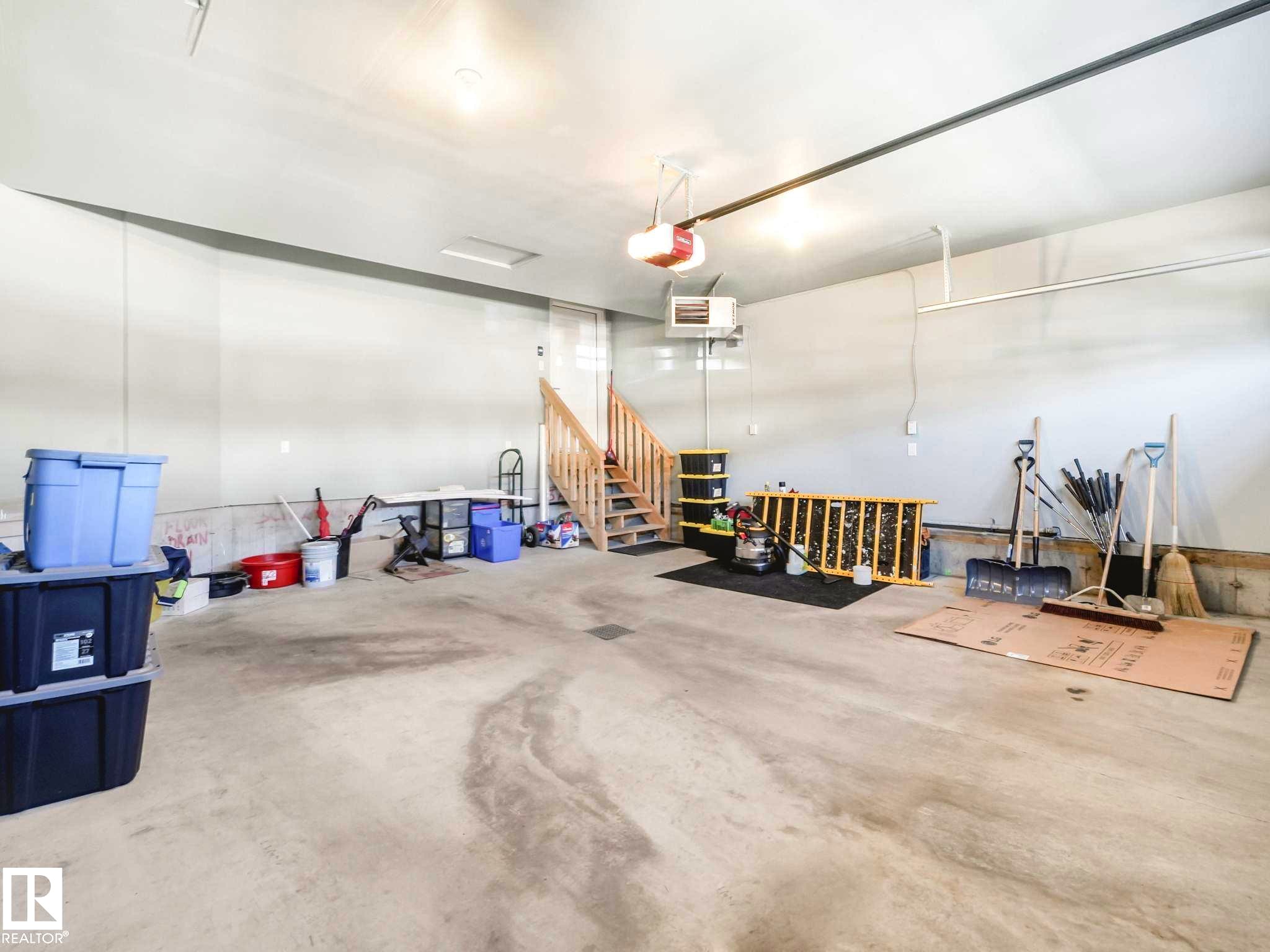 7515 173 Avenue, Edmonton, AB - Indoor Photo Showing Garage