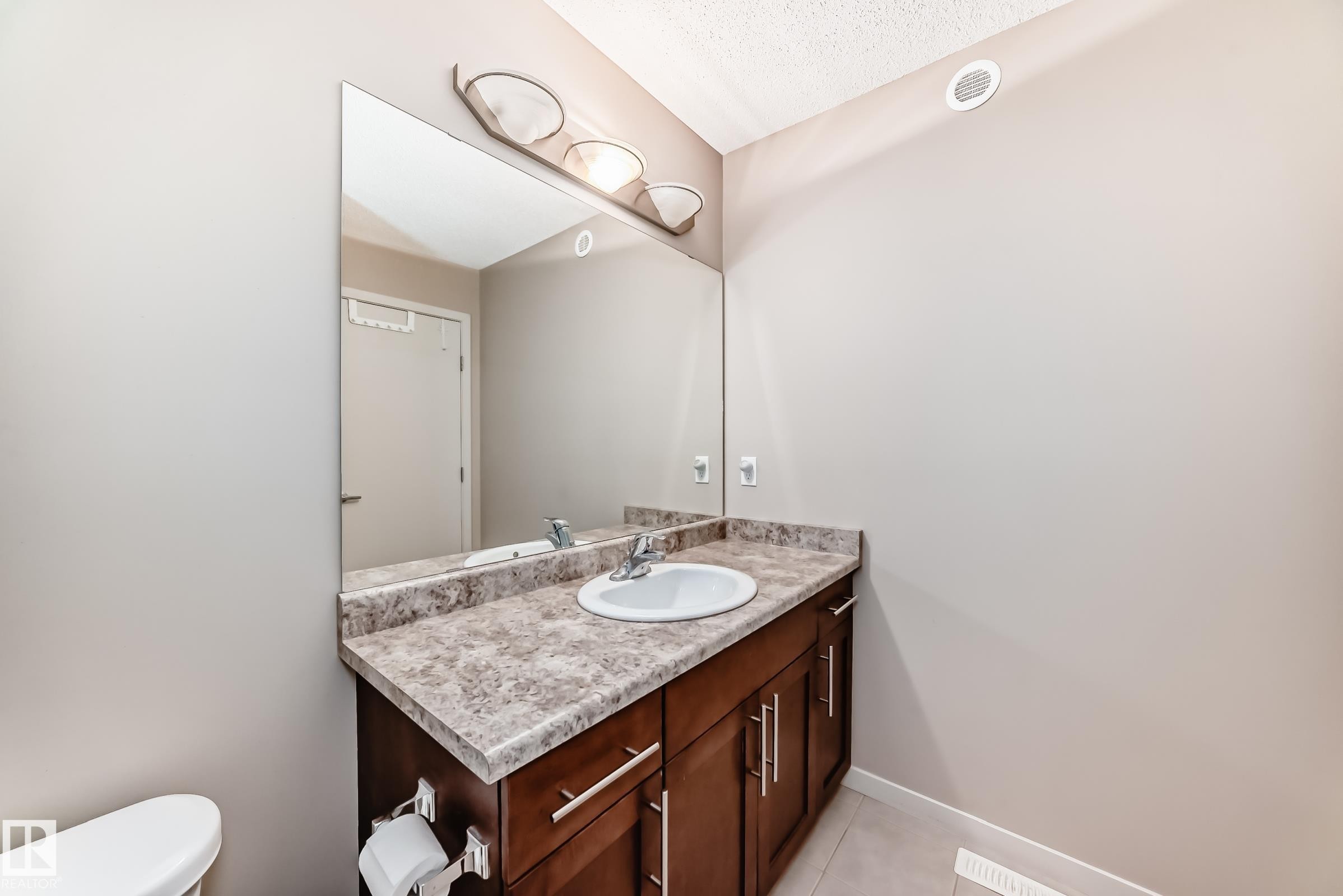 17304 73 Street, Edmonton, AB - Indoor Photo Showing Bathroom