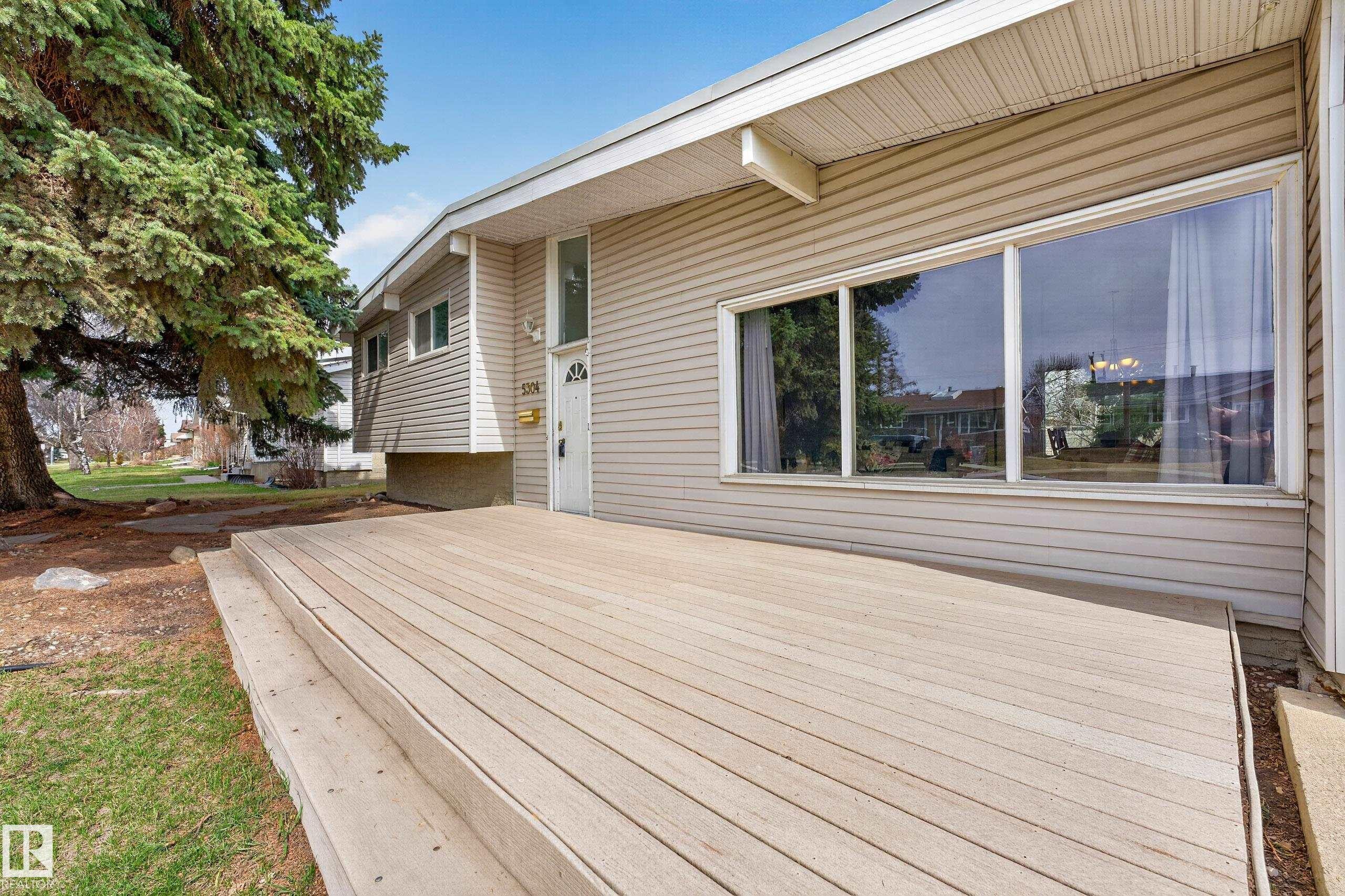 Expansive front deck with wide plank flooring - 5304 90A Avenue, Edmonton, AB - Outdoor