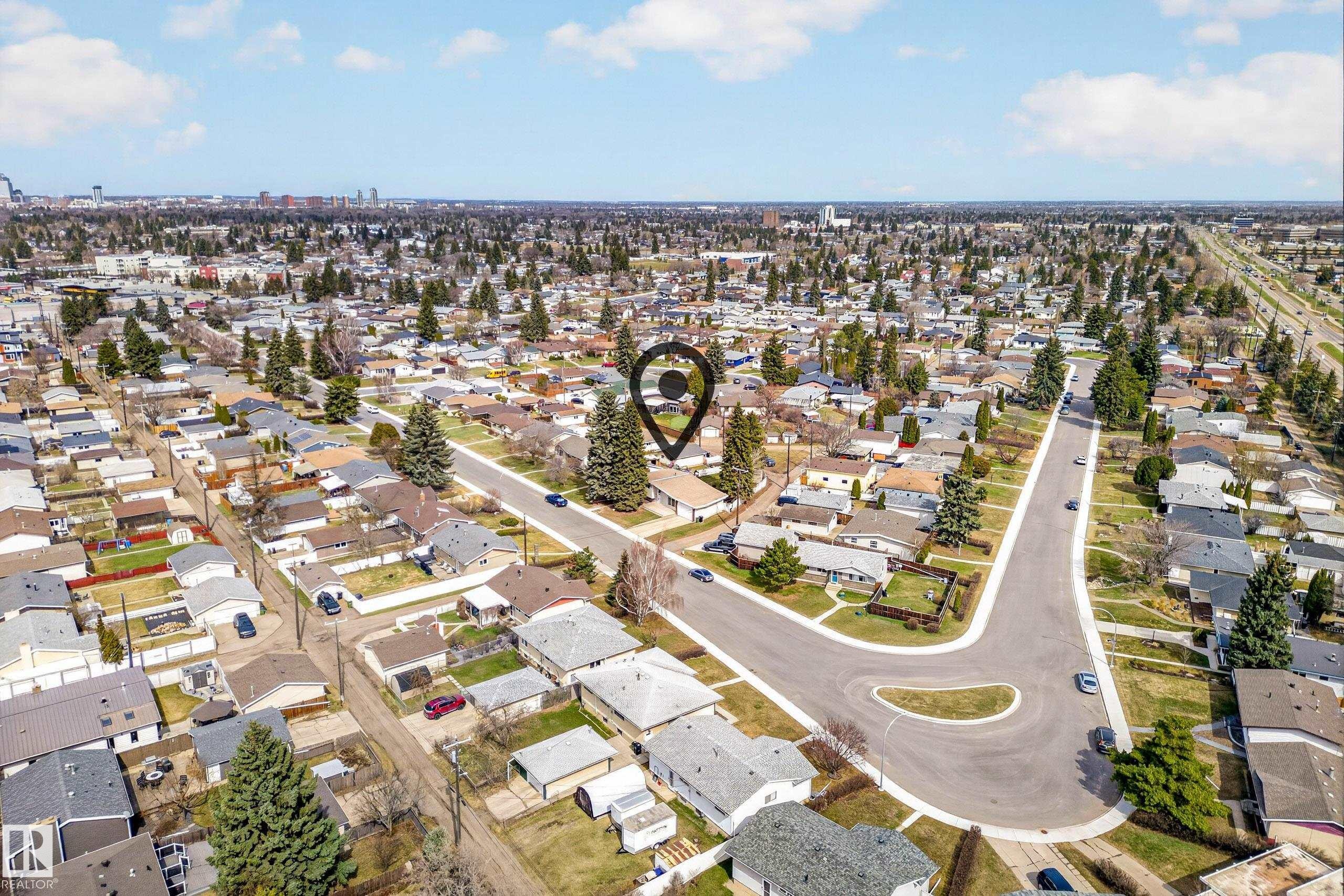 Aerial perspective showcasing a residential neighborhood with established trees and a cul-de-sac street design - 5304 90A Avenue, Edmonton, AB - Outdoor With View