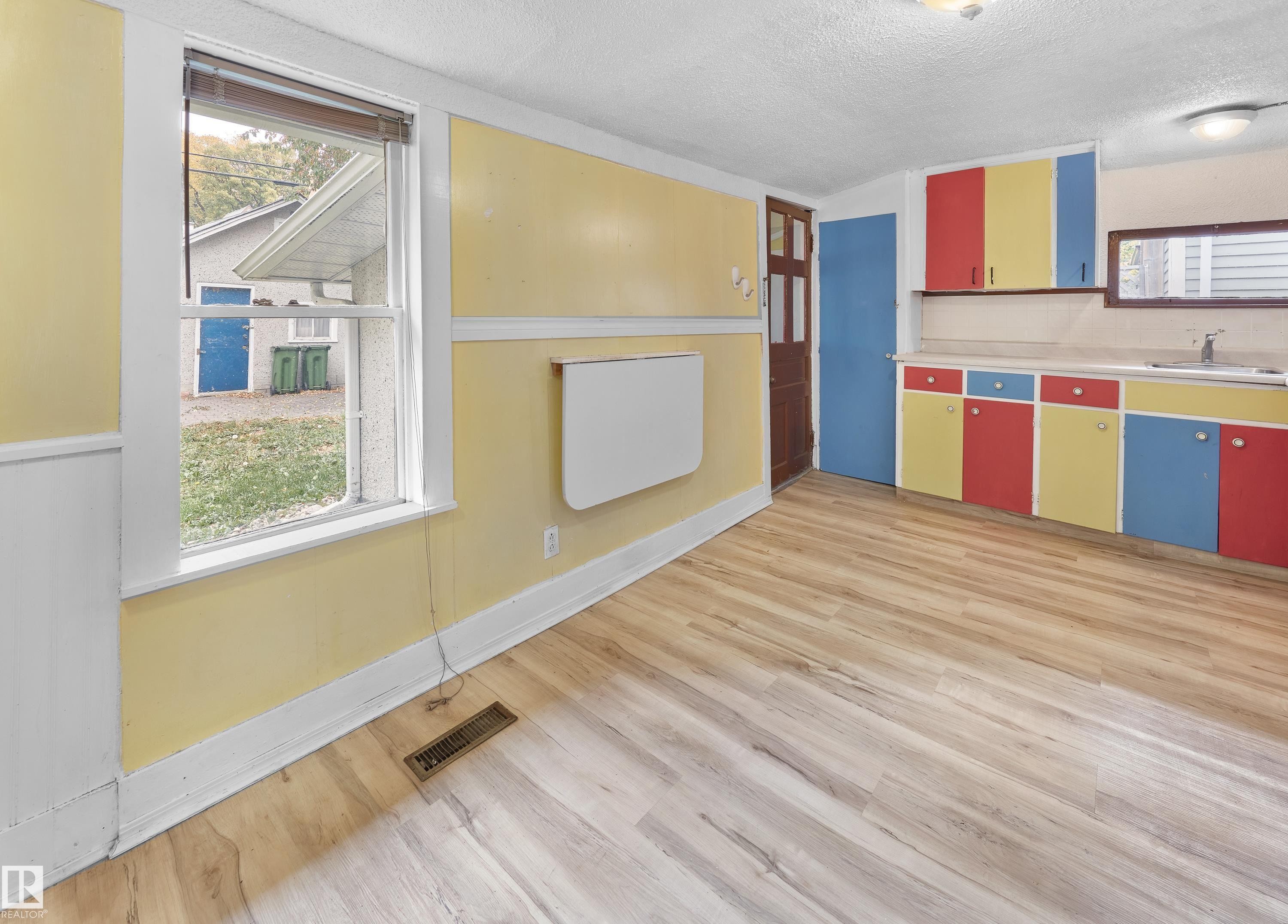 11038 84 Avenue, Edmonton, AB - Indoor Photo Showing Other Room