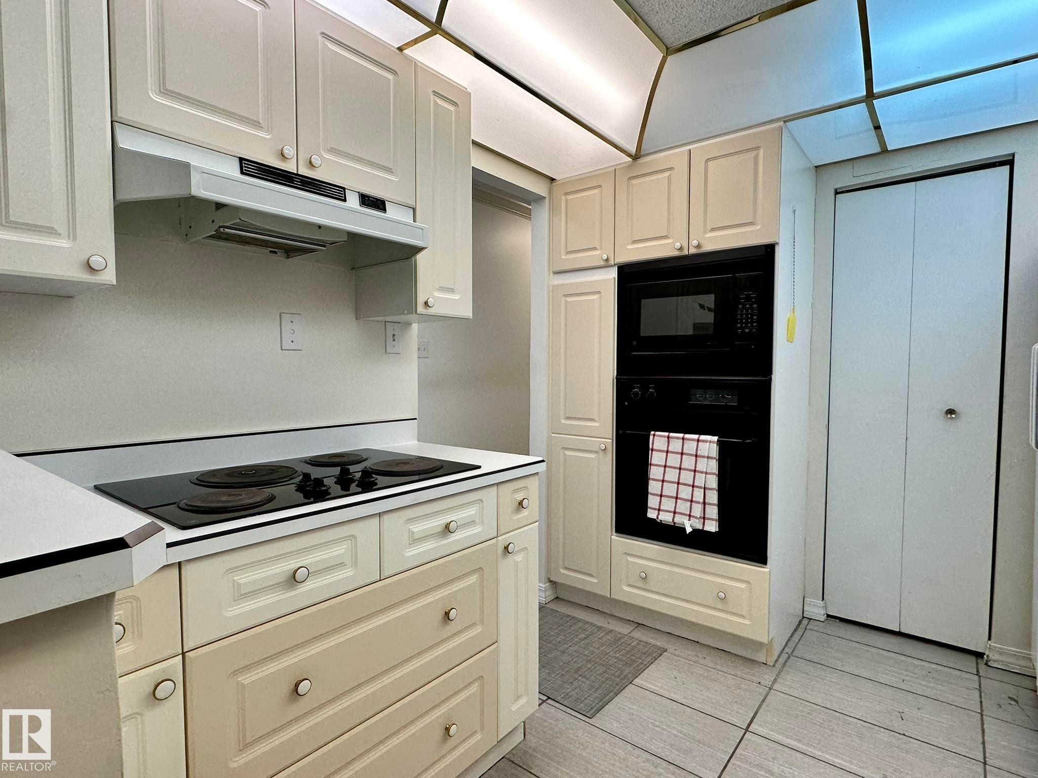 2304 151 Avenue, Edmonton, AB - Indoor Photo Showing Kitchen