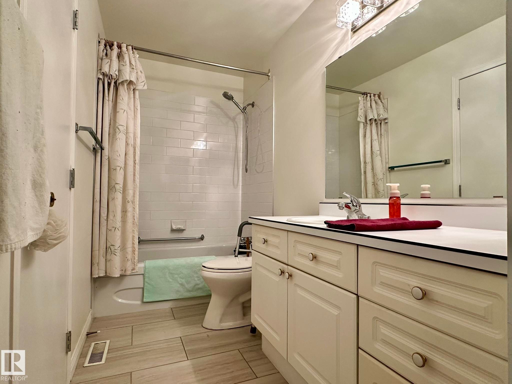 2304 151 Avenue, Edmonton, AB - Indoor Photo Showing Bathroom