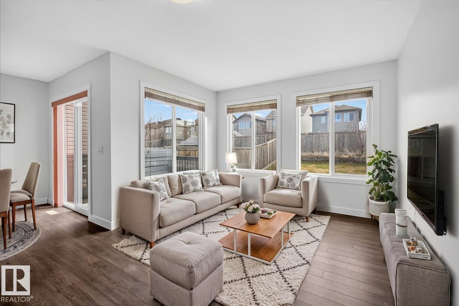 20315 43 Avenue, Edmonton, AB - Indoor Photo Showing Living Room