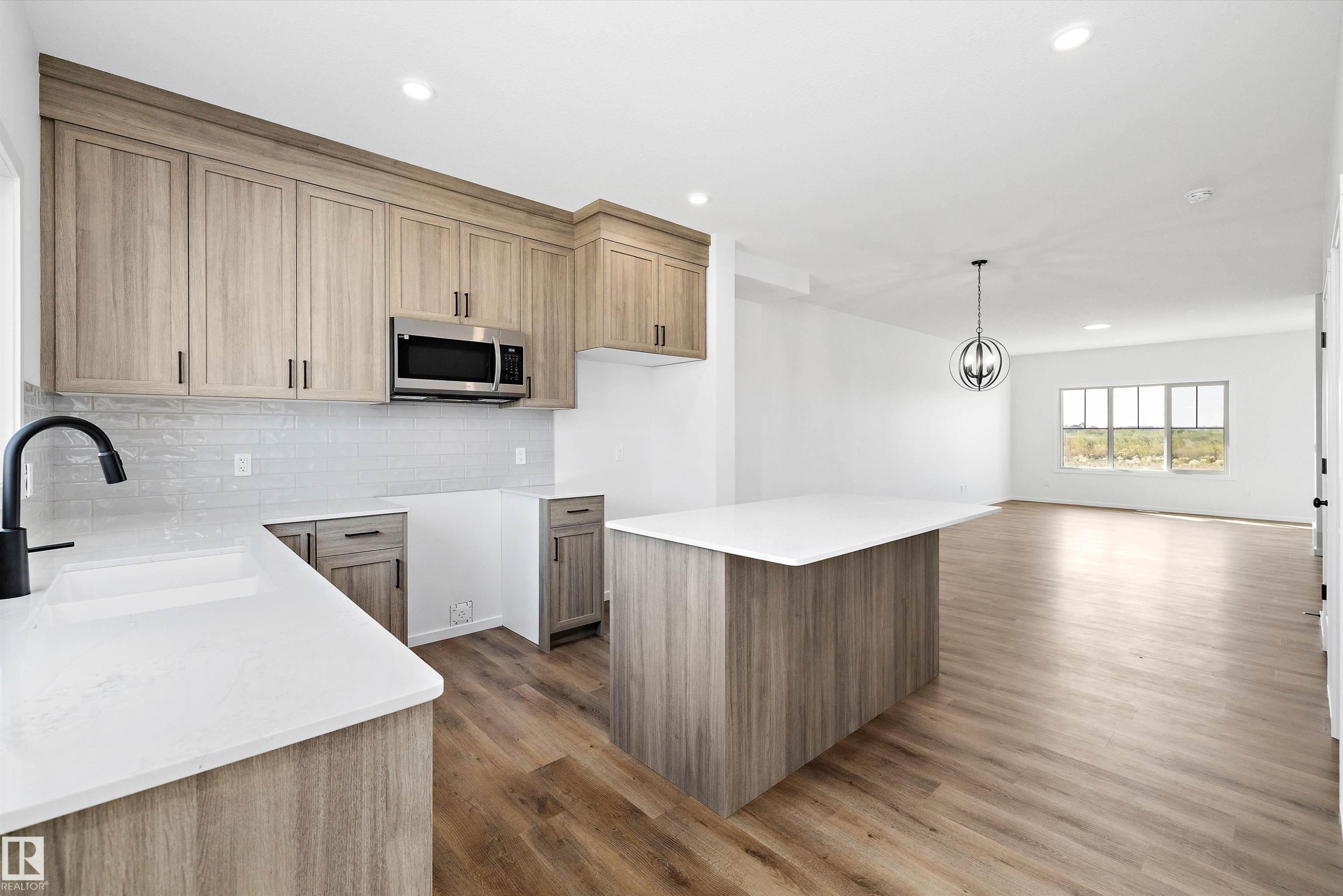 5458 Hawthorn Run, Edmonton, AB - Indoor Photo Showing Kitchen With Upgraded Kitchen