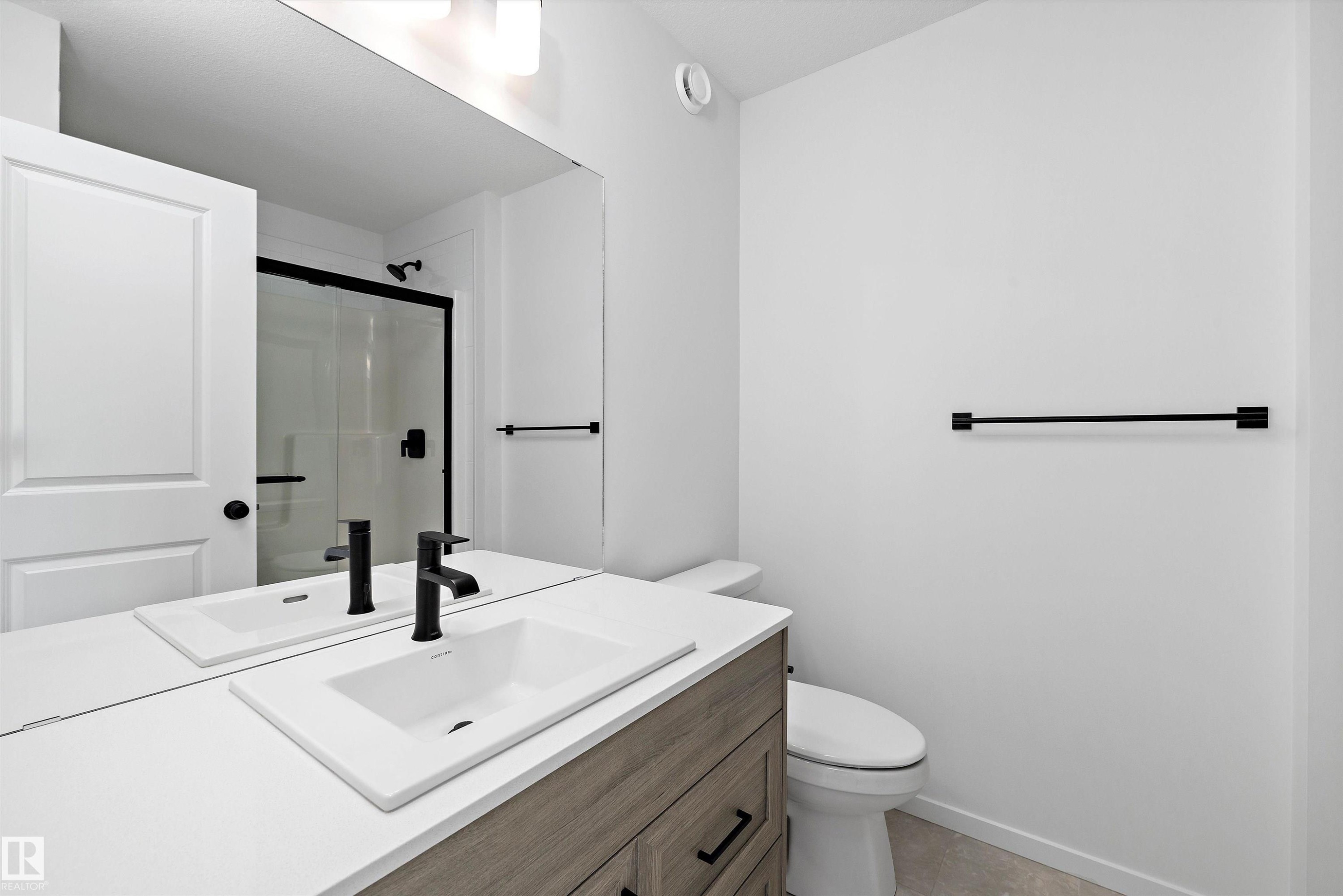 5458 Hawthorn Run, Edmonton, AB - Indoor Photo Showing Bathroom