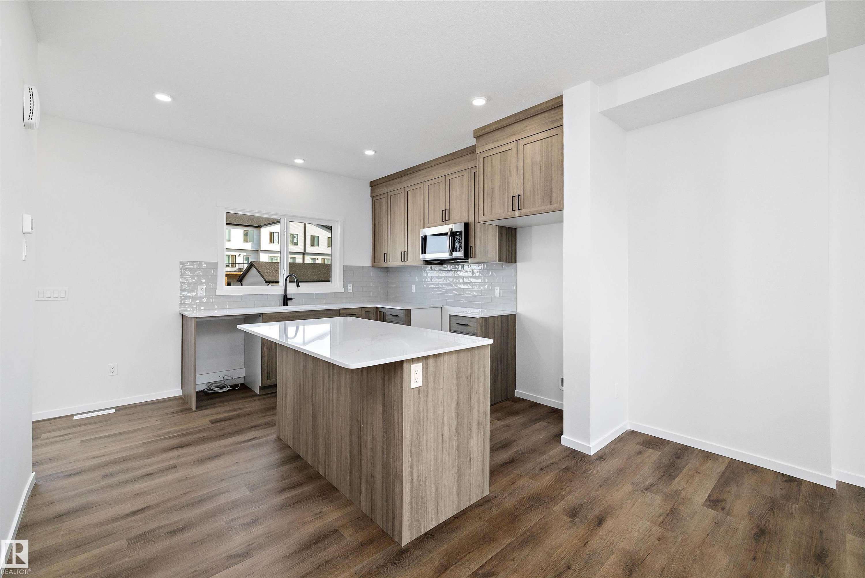 5458 Hawthorn Run, Edmonton, AB - Indoor Photo Showing Kitchen