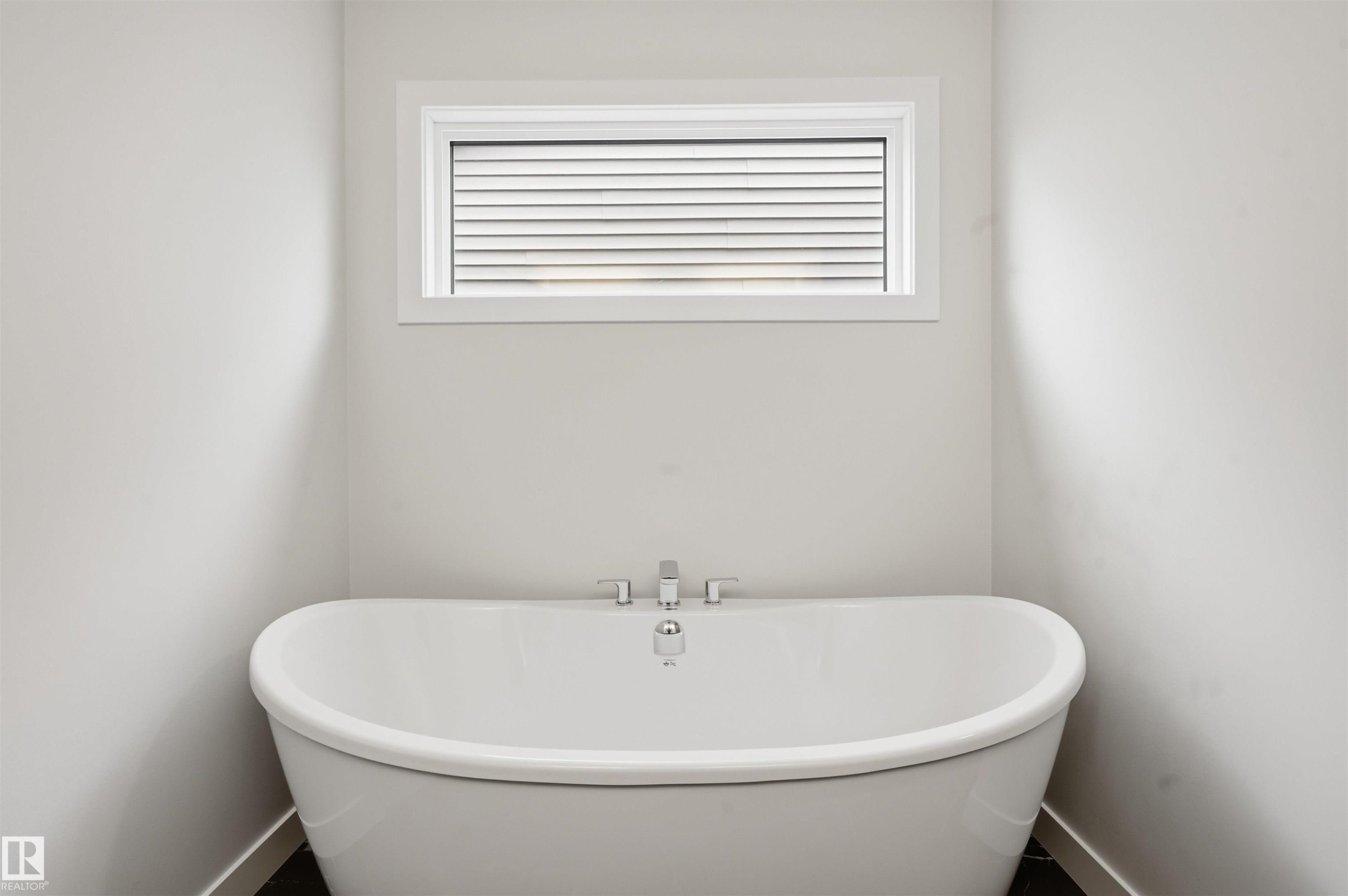3218 Dixon Way, Edmonton, AB - Indoor Photo Showing Bathroom
