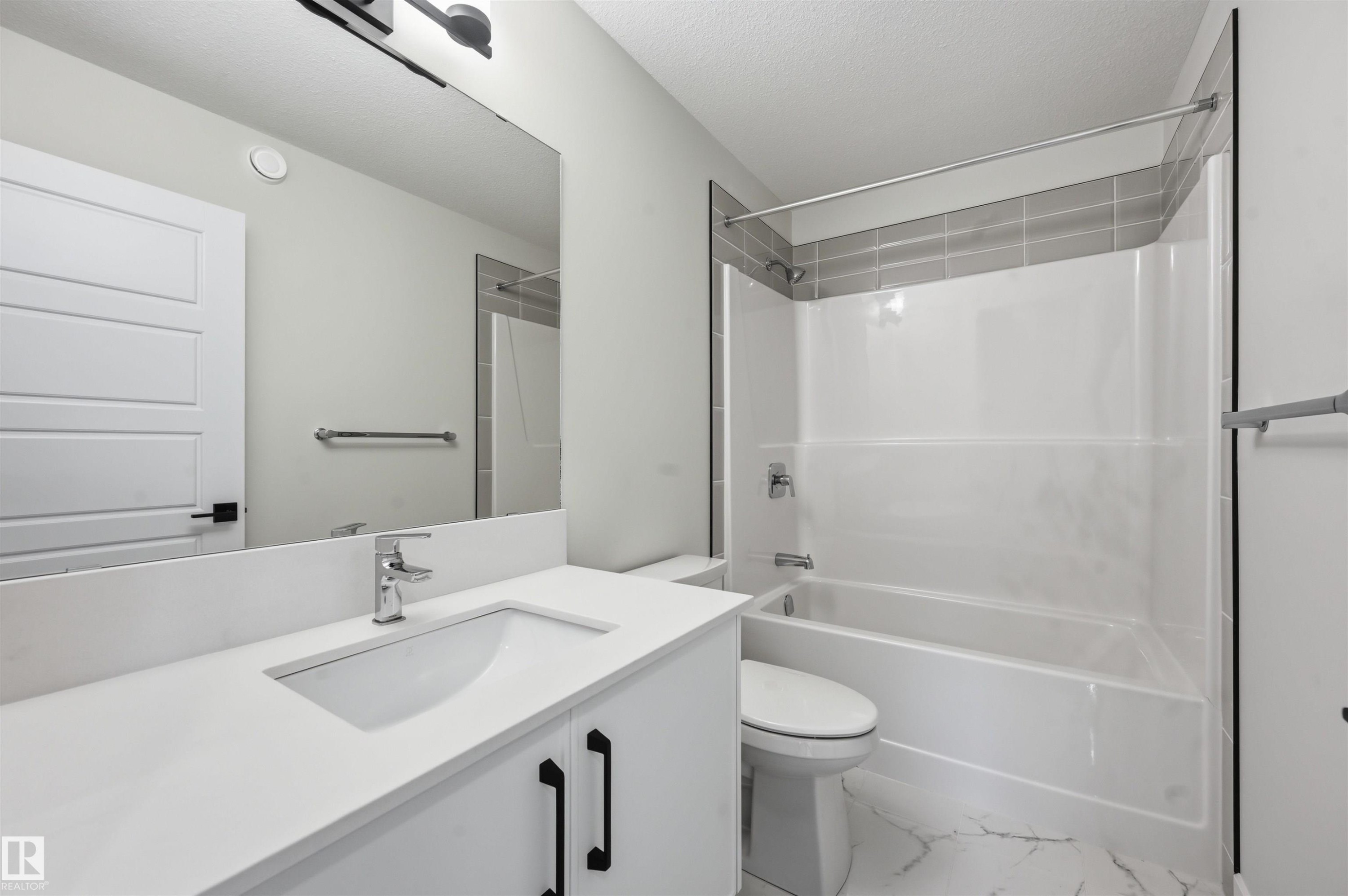 3218 Dixon Way, Edmonton, AB - Indoor Photo Showing Bathroom