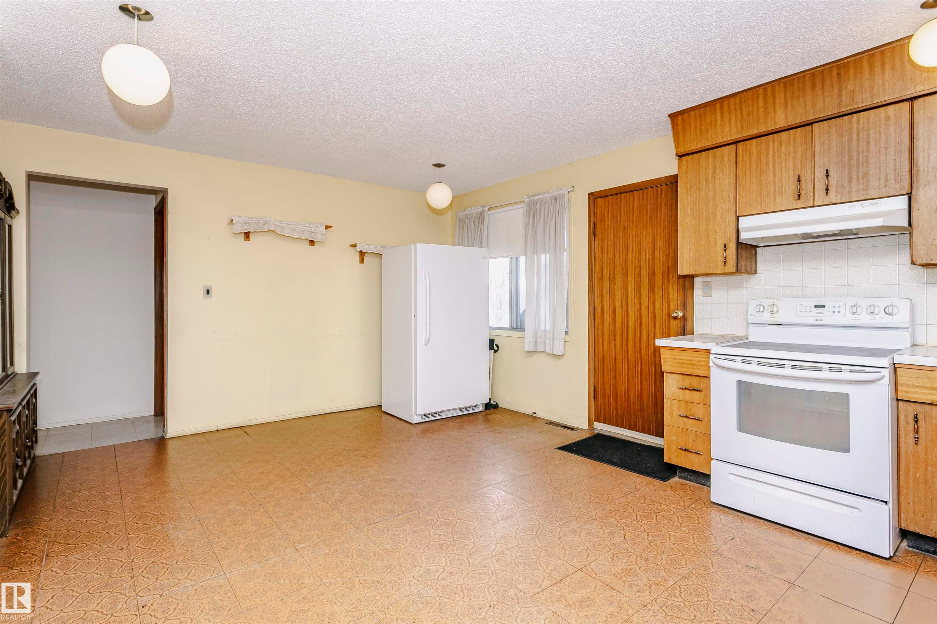 5041 48 Avenue, Bon Accord, AB - Indoor Photo Showing Kitchen
