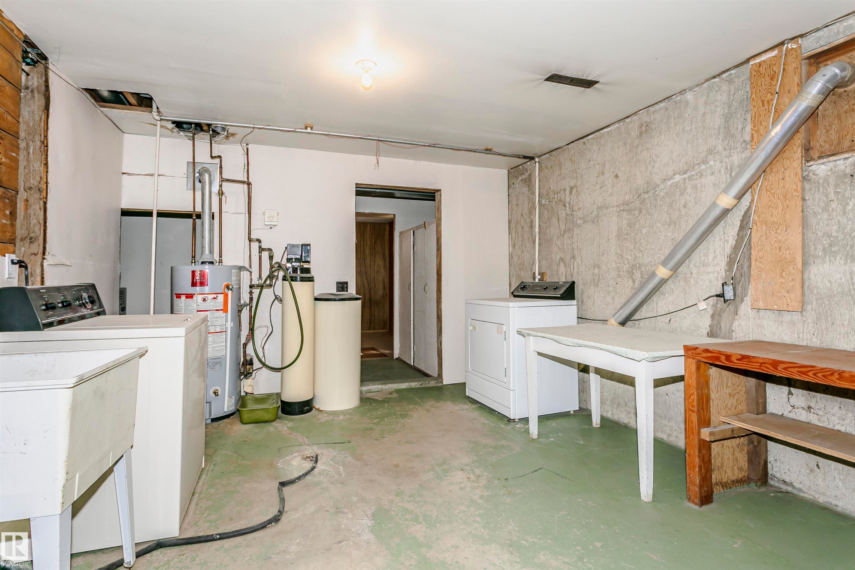 5041 48 Avenue, Bon Accord, AB - Indoor Photo Showing Laundry Room