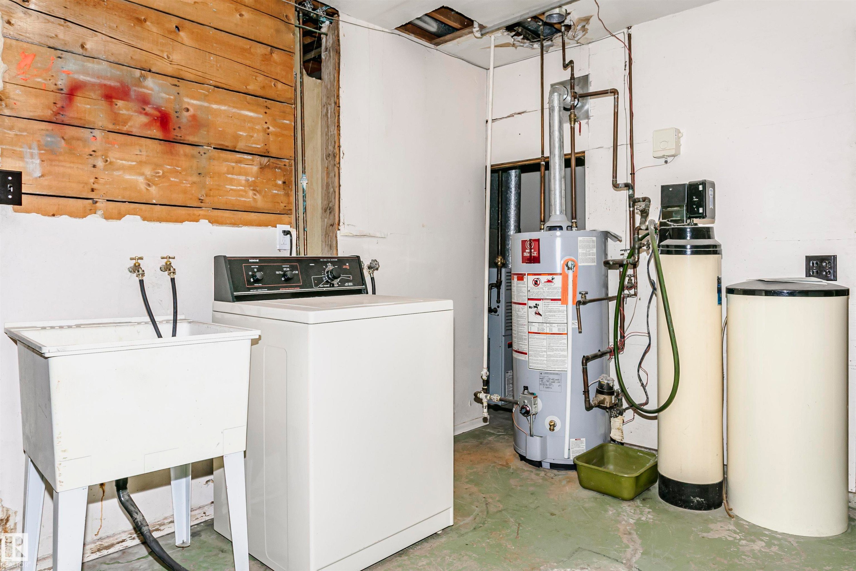5041 48 Avenue, Bon Accord, AB - Indoor Photo Showing Laundry Room
