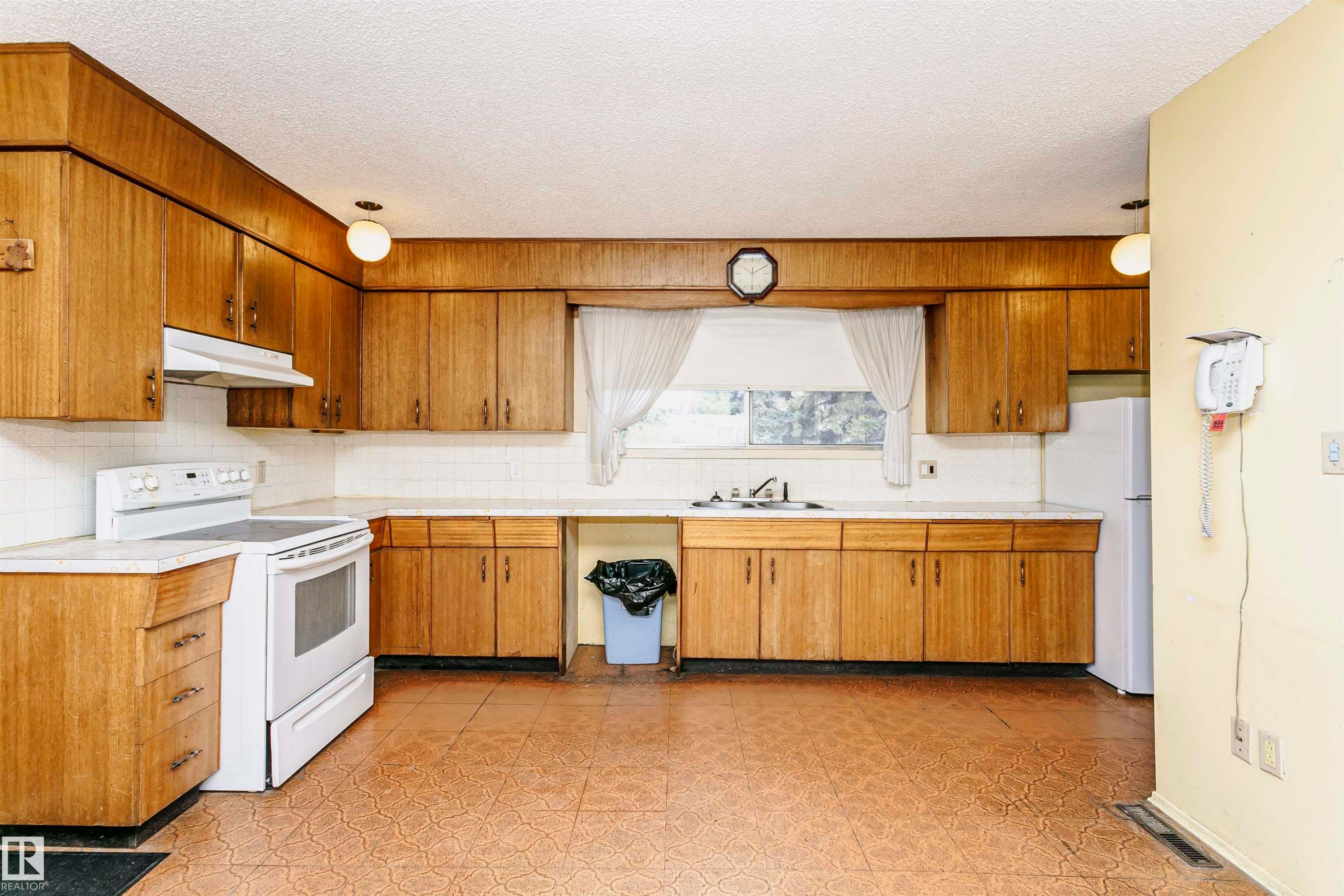 5041 48 Avenue, Bon Accord, AB - Indoor Photo Showing Kitchen