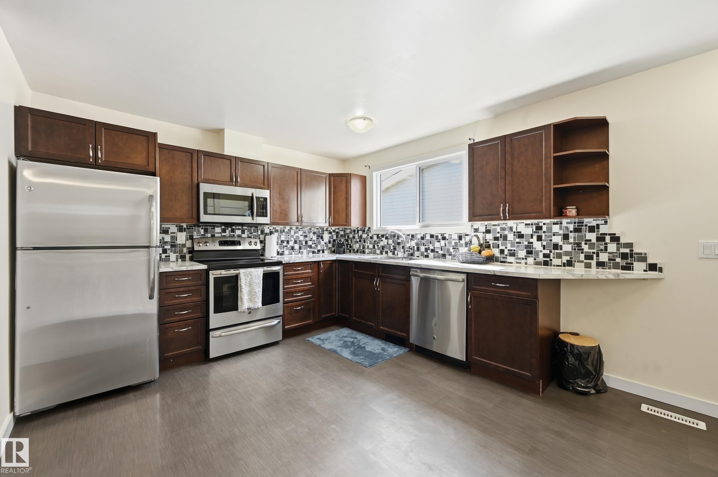 18424 96A Avenue, Edmonton, AB - Indoor Photo Showing Kitchen With Stainless Steel Kitchen With Upgraded Kitchen