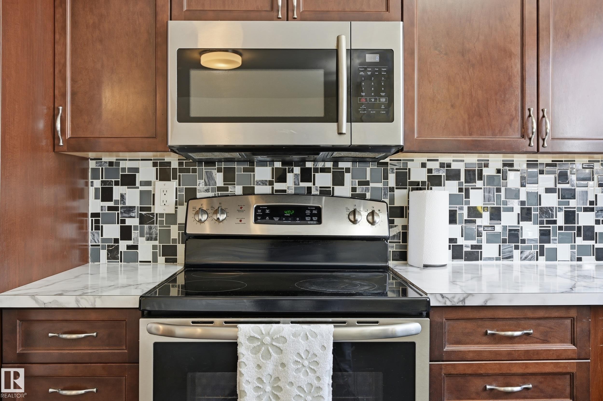 18424 96A Avenue, Edmonton, AB - Indoor Photo Showing Kitchen