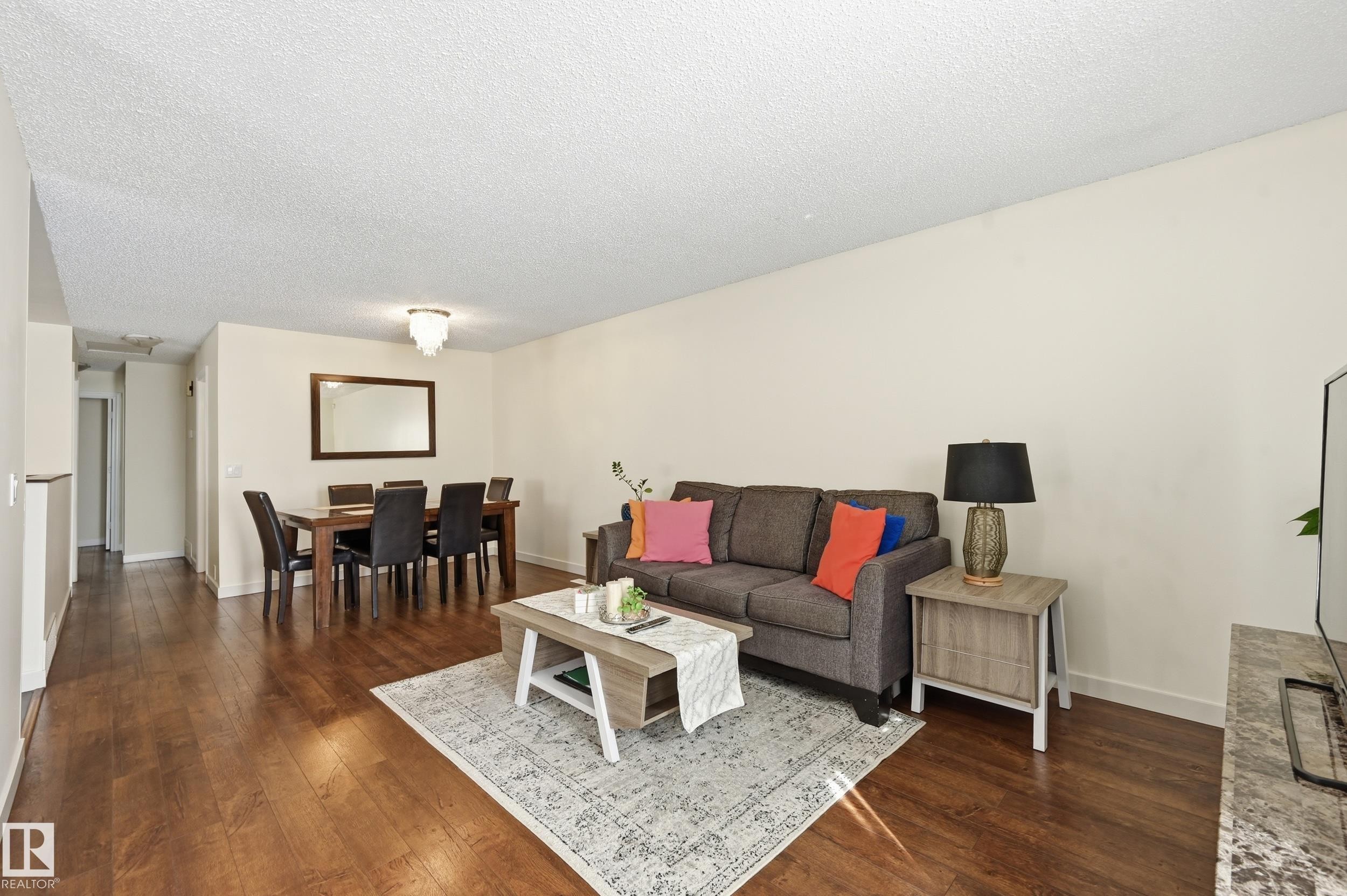 18424 96A Avenue, Edmonton, AB - Indoor Photo Showing Living Room
