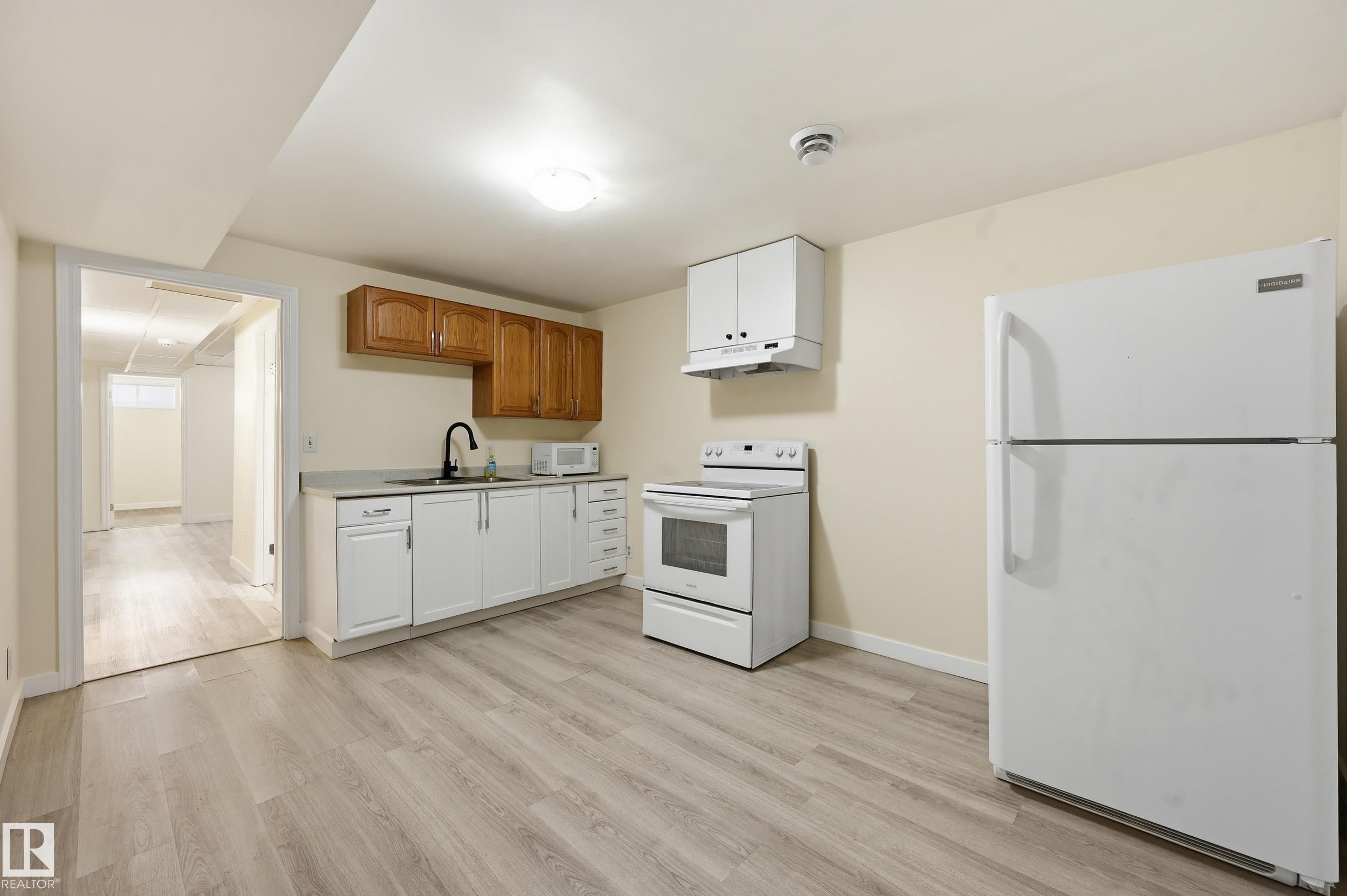 18424 96A Avenue, Edmonton, AB - Indoor Photo Showing Kitchen