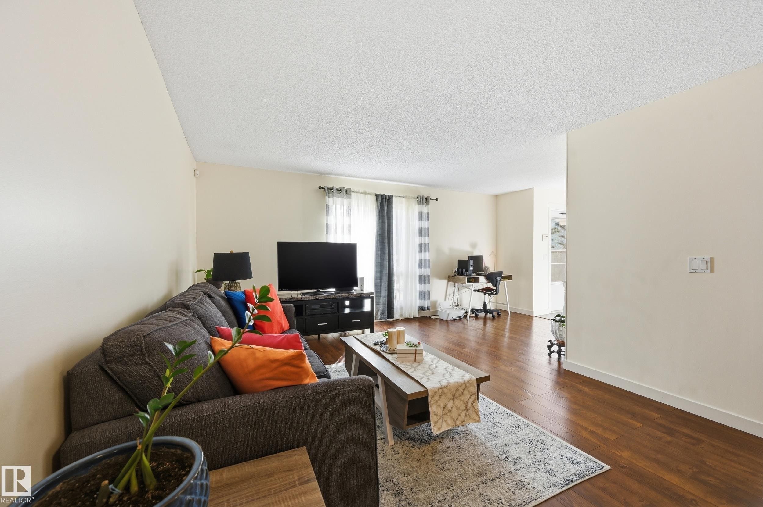 18424 96A Avenue, Edmonton, AB - Indoor Photo Showing Living Room