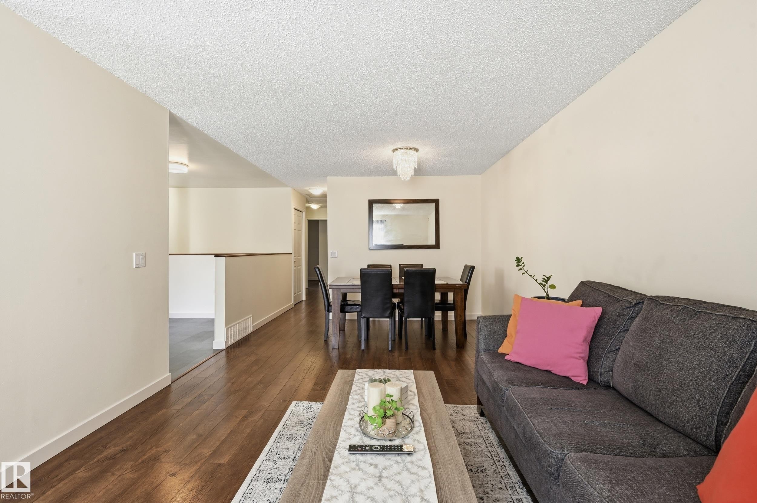 18424 96A Avenue, Edmonton, AB - Indoor Photo Showing Living Room