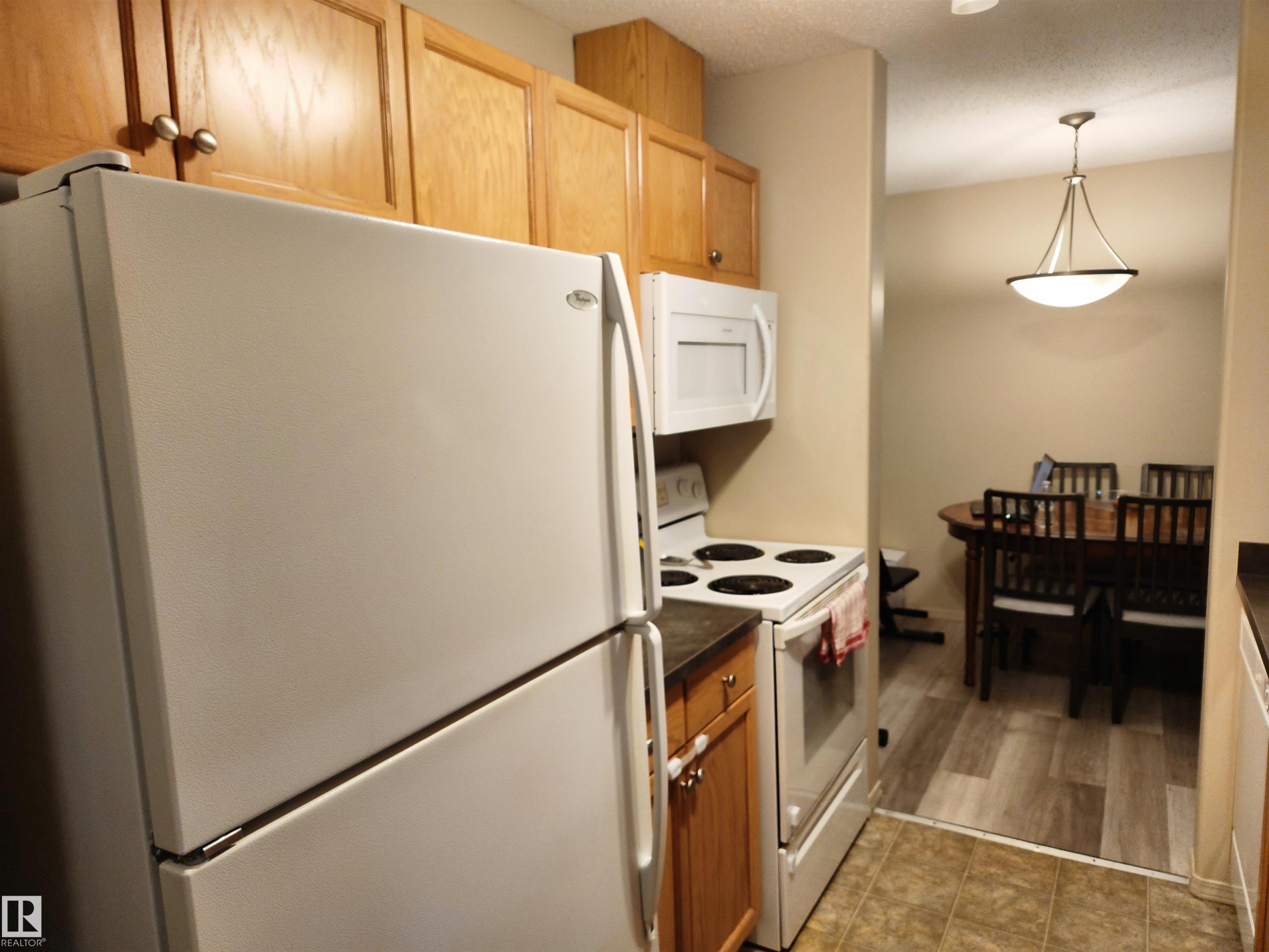 #125 2098 Blackmud Creek Dr Sw, Edmonton, AB - Indoor Photo Showing Kitchen