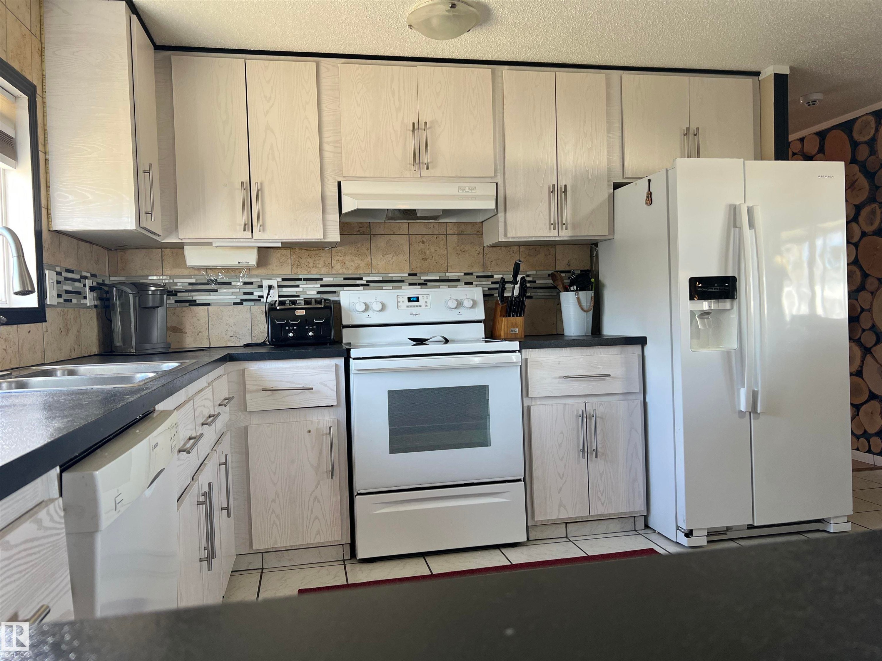 2 Sunset Boulevard, Spruce Grove, AB - Indoor Photo Showing Kitchen With Double Sink