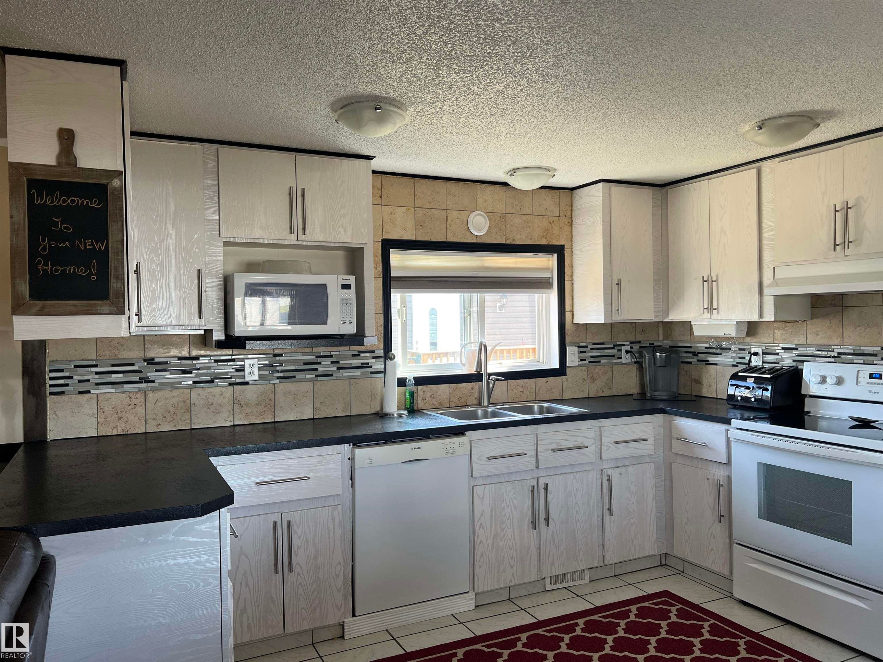 2 Sunset Boulevard, Spruce Grove, AB - Indoor Photo Showing Kitchen With Double Sink