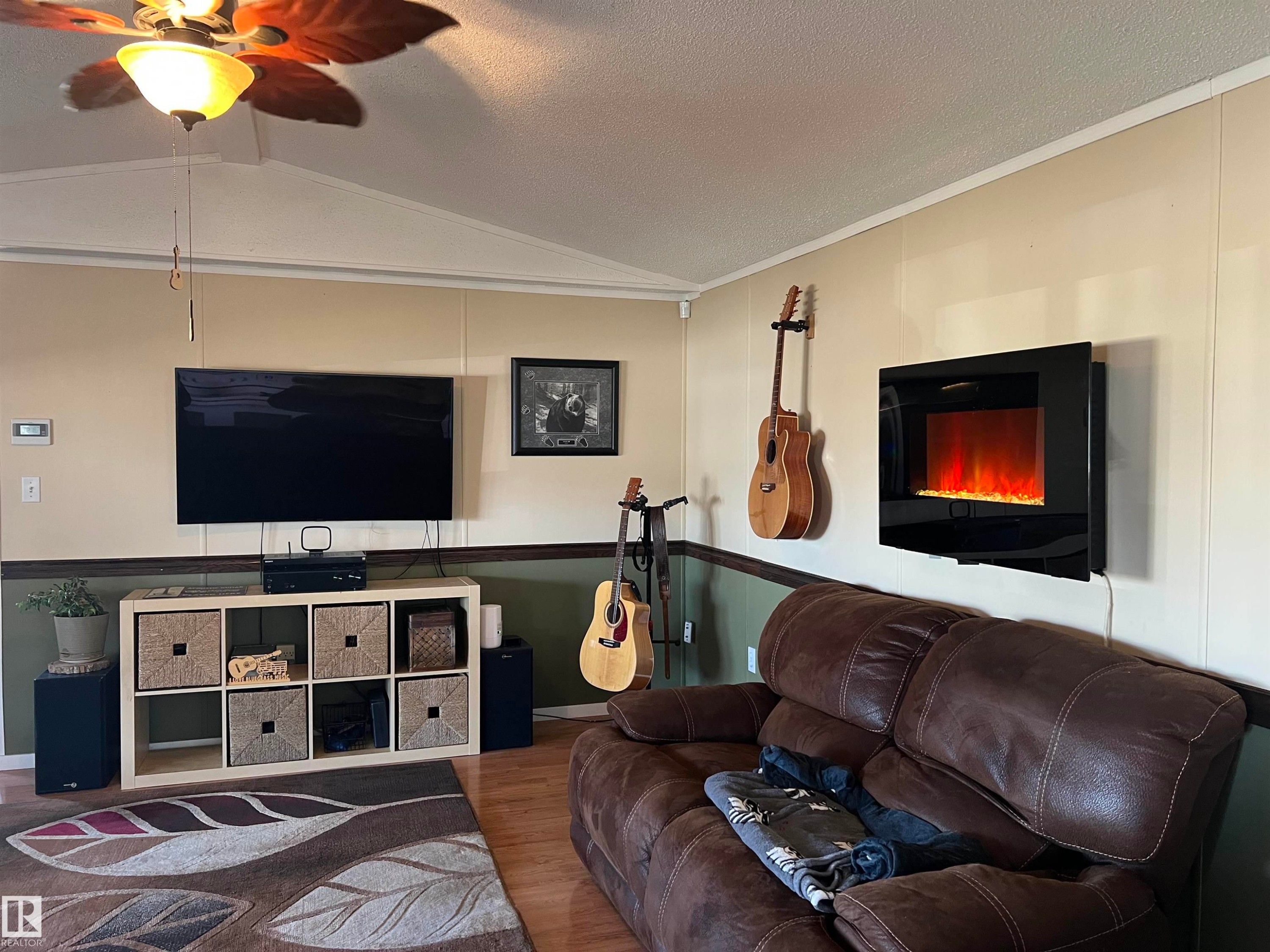 2 Sunset Boulevard, Spruce Grove, AB - Indoor Photo Showing Living Room