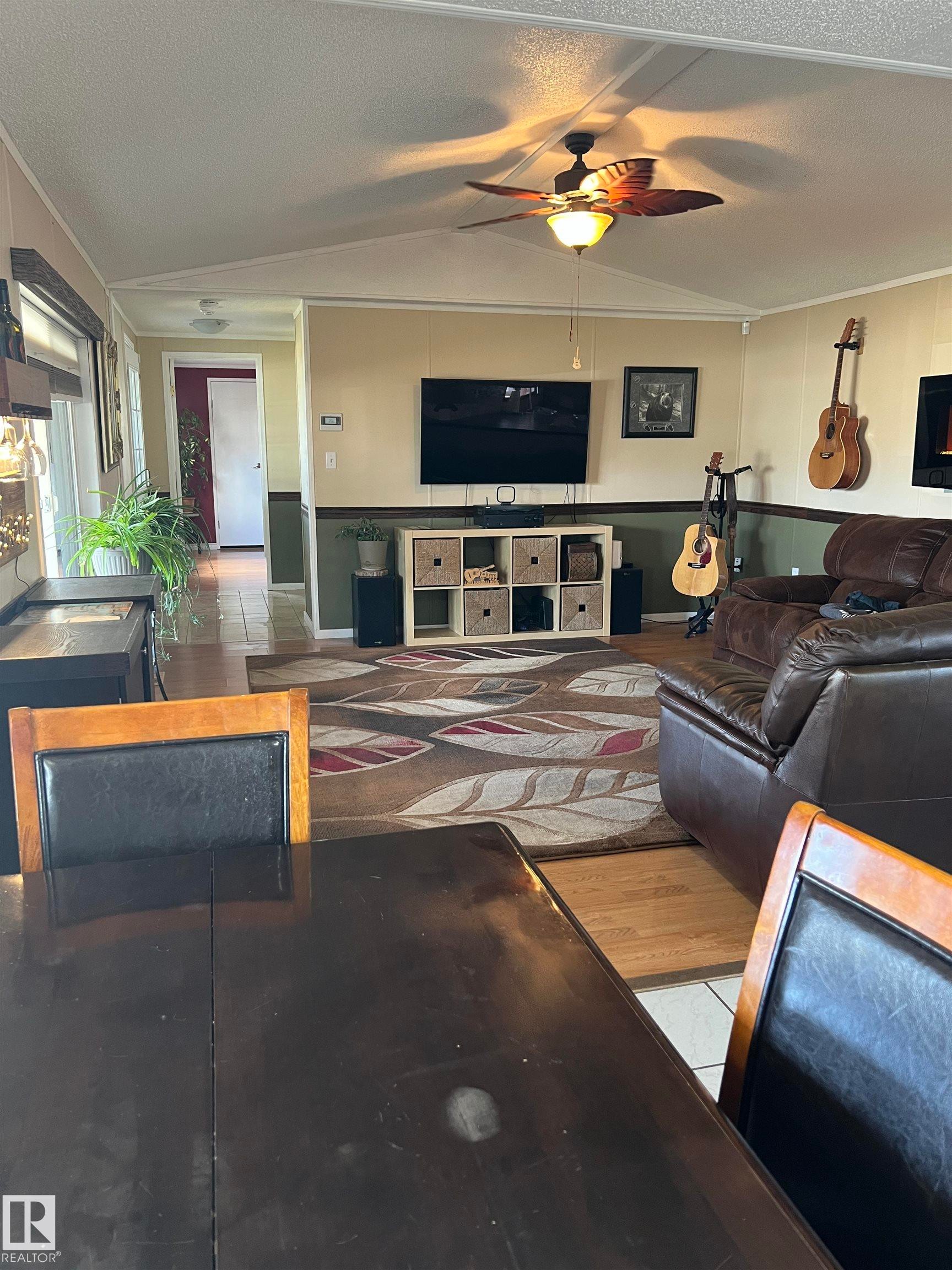 2 Sunset Boulevard, Spruce Grove, AB - Indoor Photo Showing Other Room