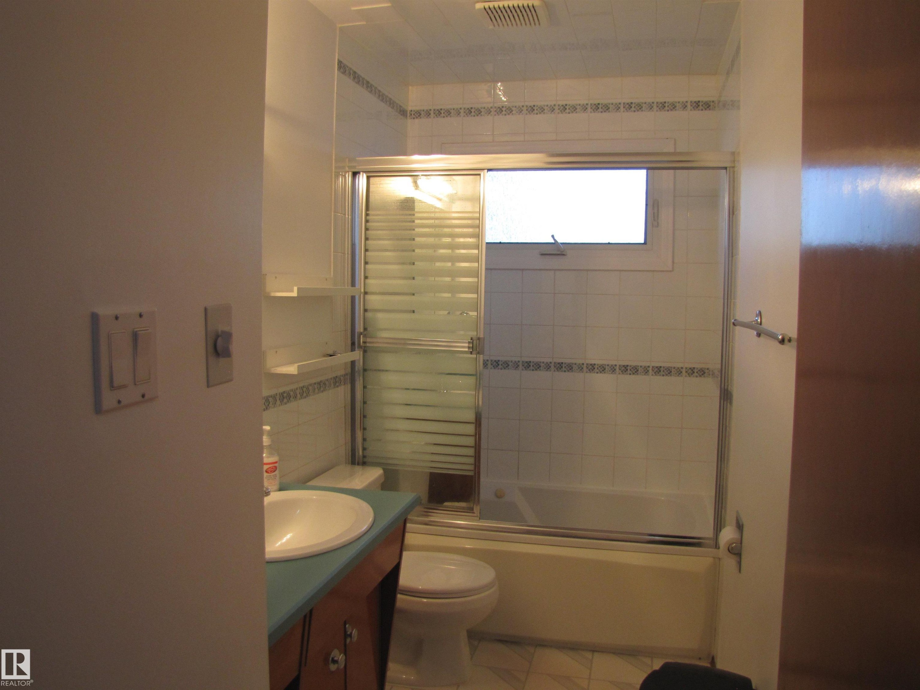 6832 83 Avenue, Edmonton, AB - Indoor Photo Showing Bathroom