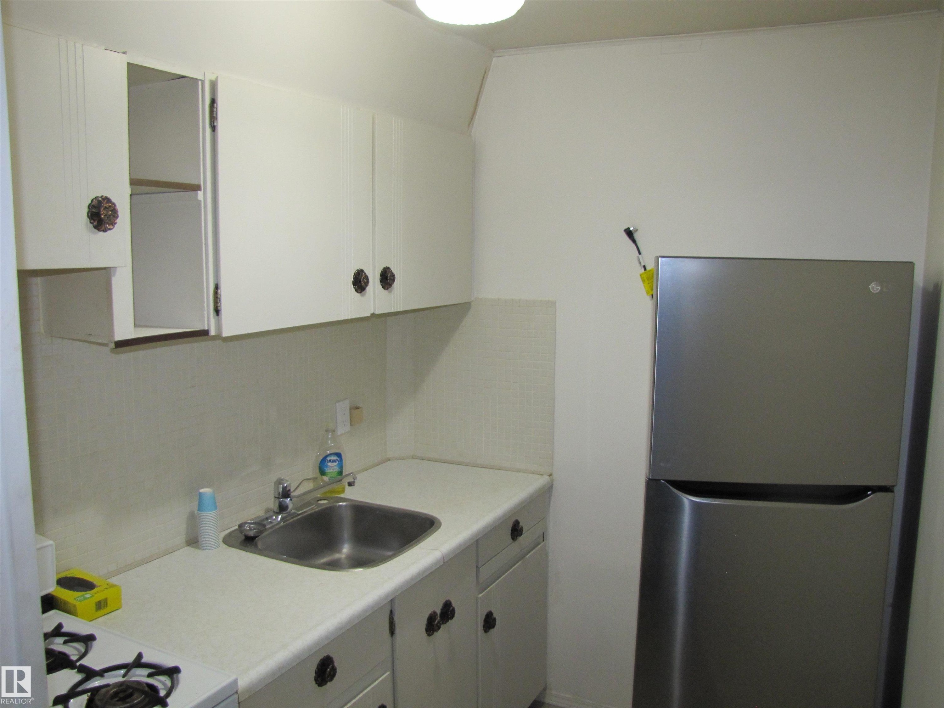 6832 83 Avenue, Edmonton, AB - Indoor Photo Showing Kitchen