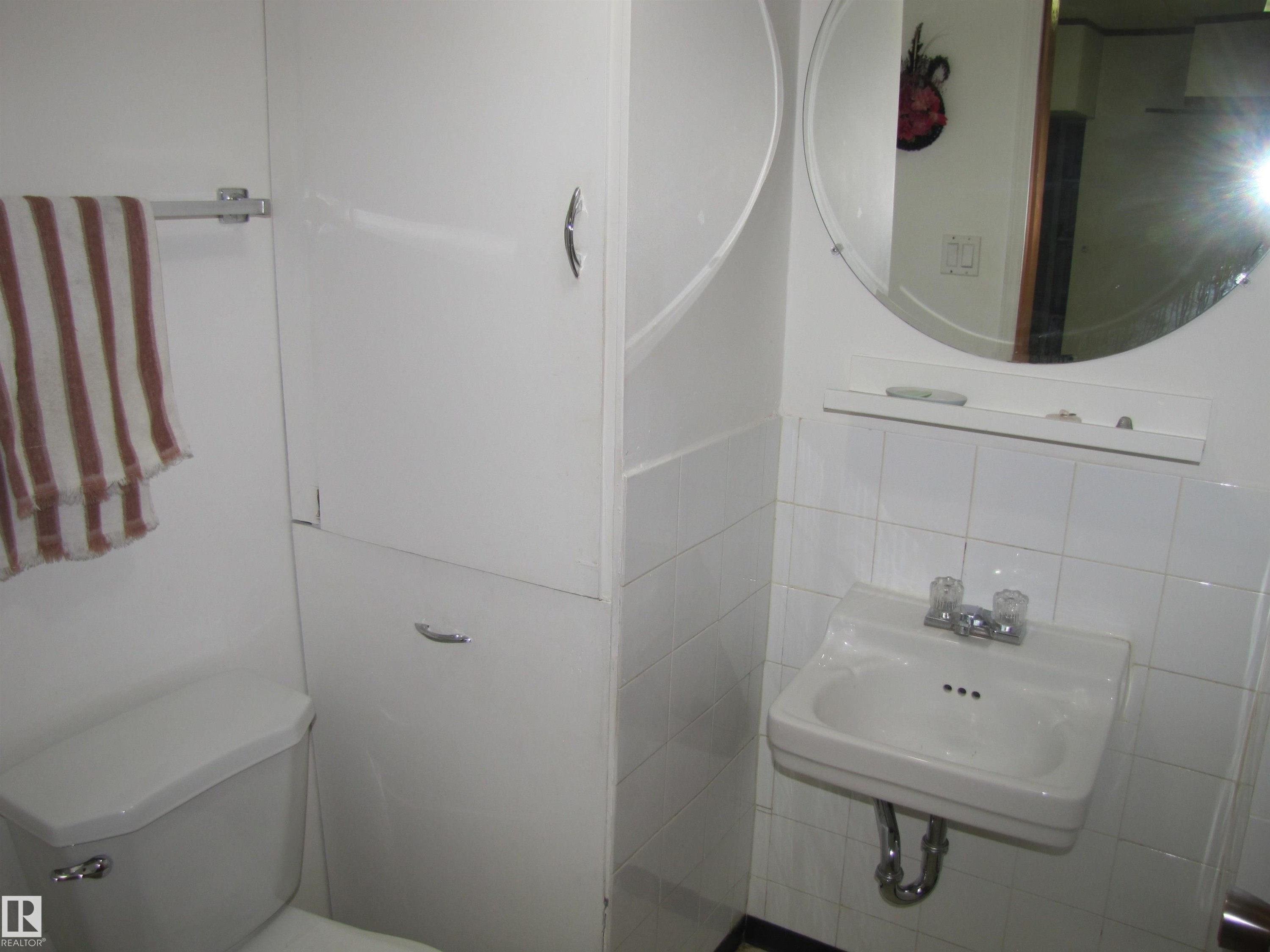 6832 83 Avenue, Edmonton, AB - Indoor Photo Showing Bathroom