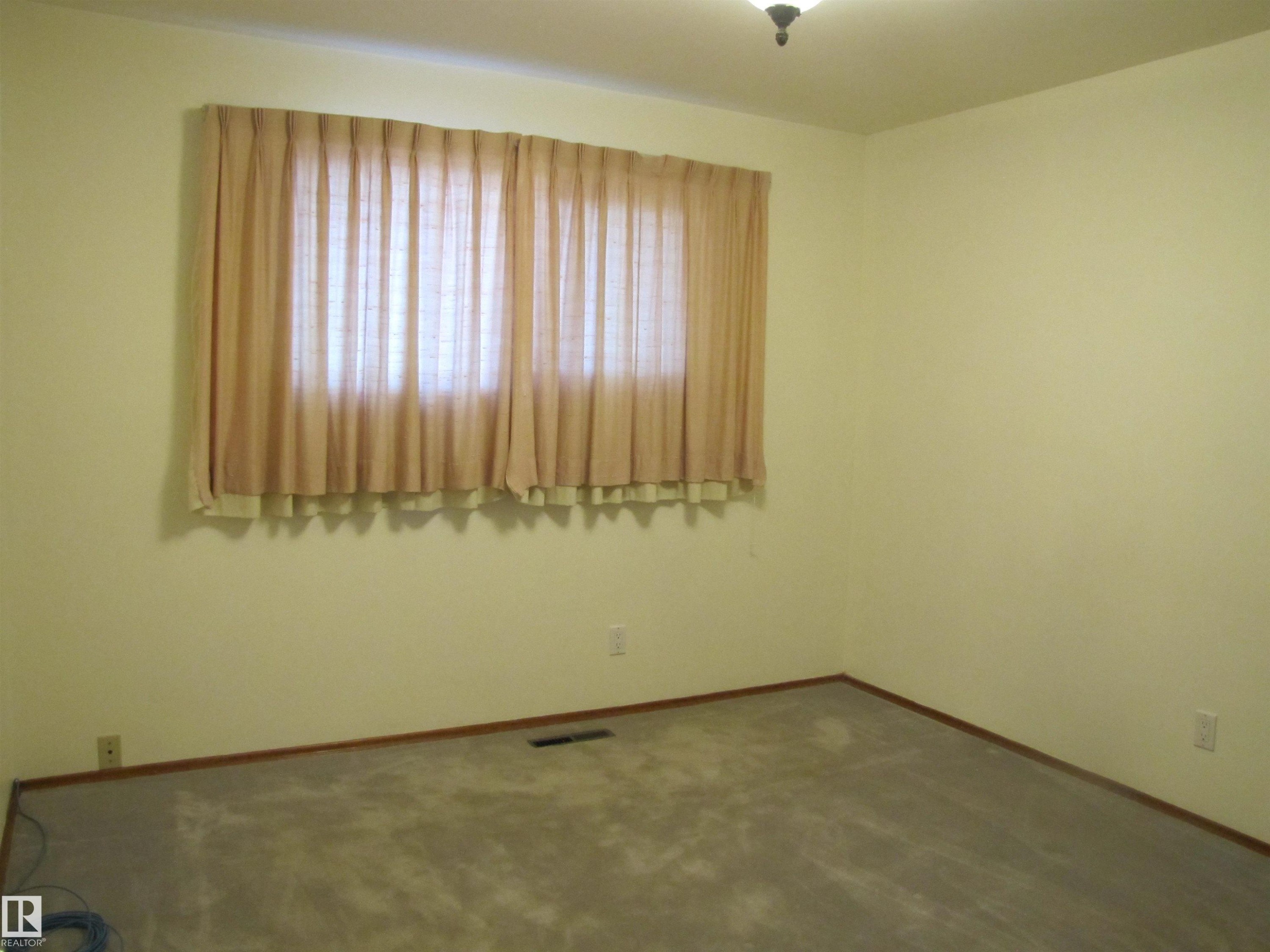 6832 83 Avenue, Edmonton, AB - Indoor Photo Showing Other Room